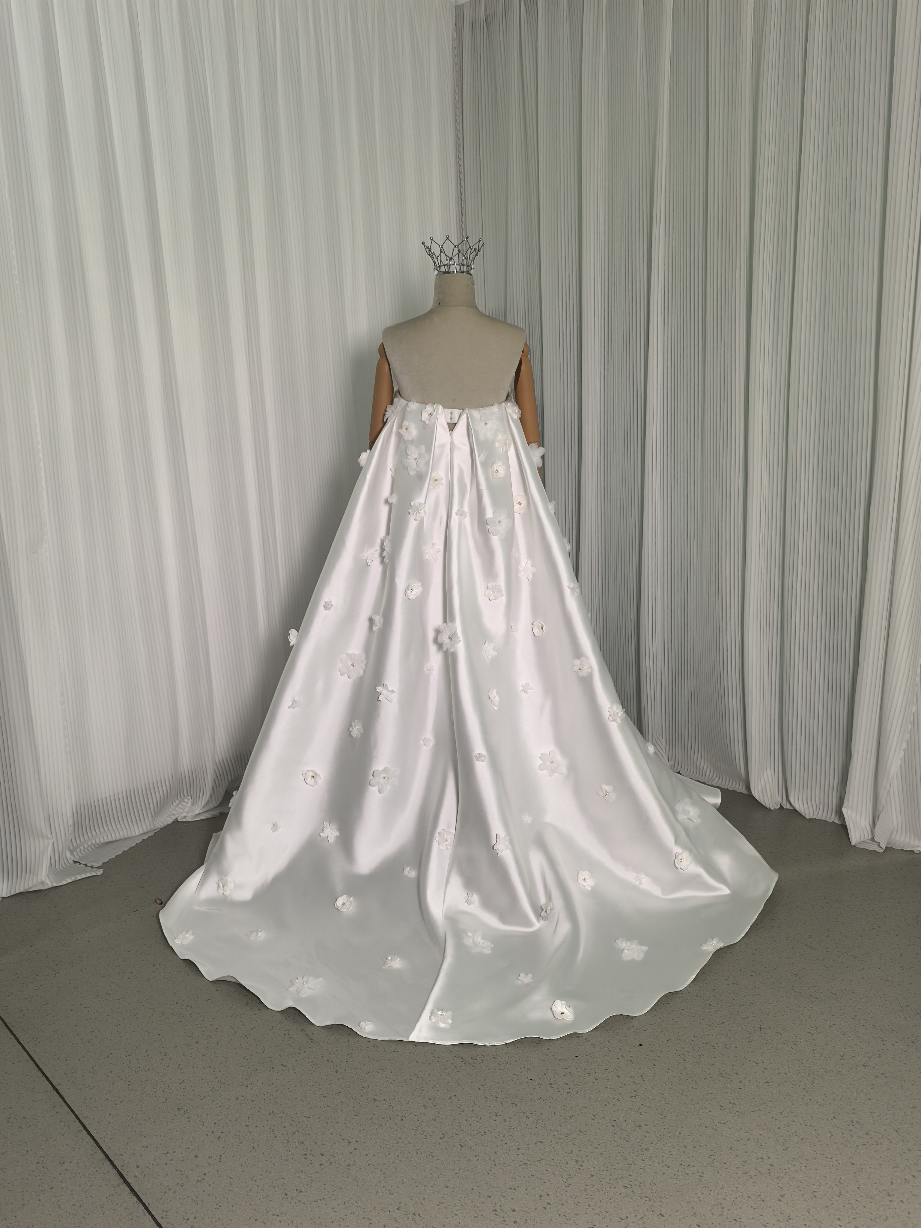 ウエディングドレス ベアトップ 可愛い 光沢サテン 花モチーフ ビーズ ファスナー 結婚式/披露宴