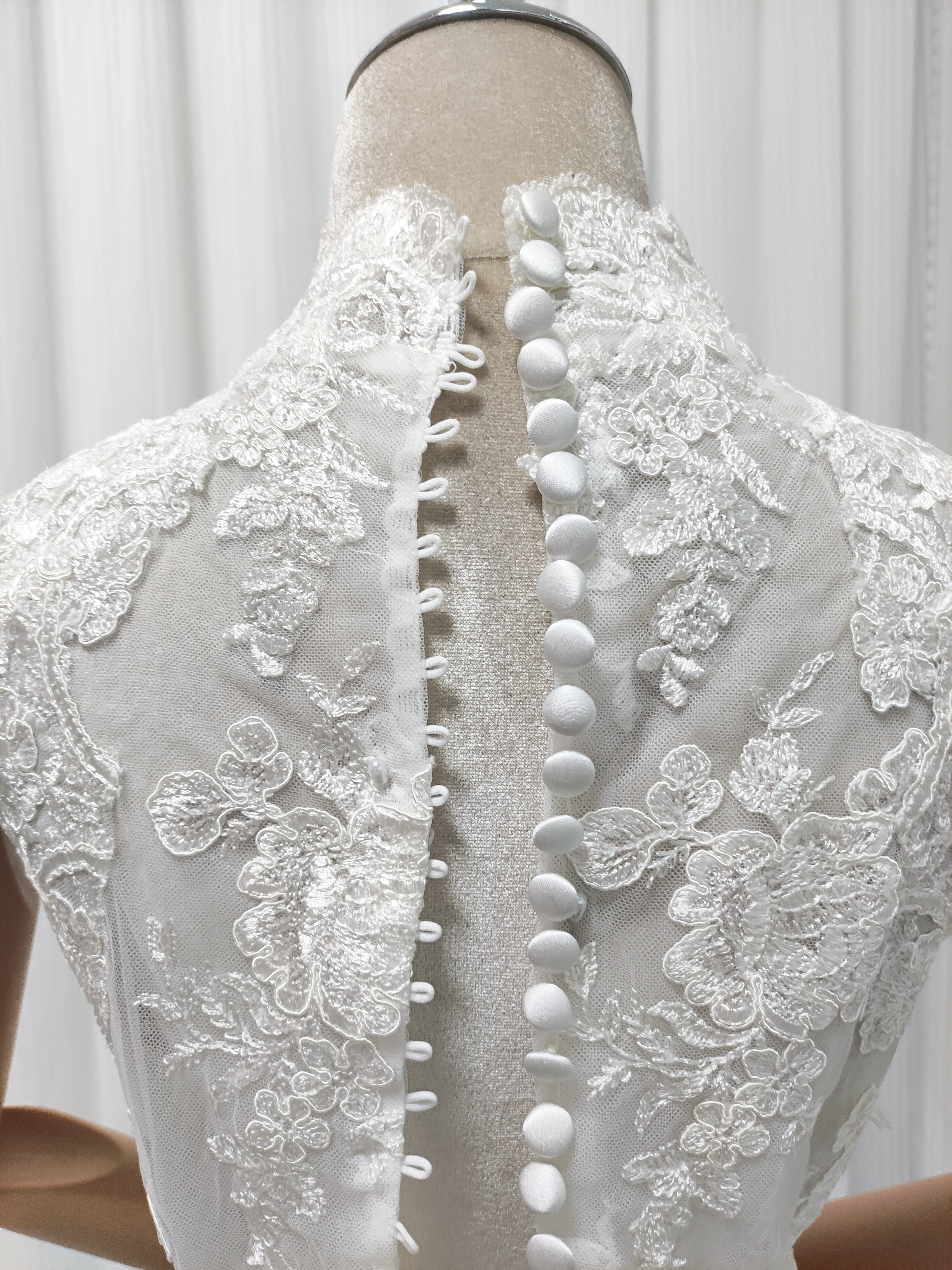 ウエディングドレス ボレロ 咲き誇る透け花レース ハイネック ノースリーブ くるみボタン 花嫁