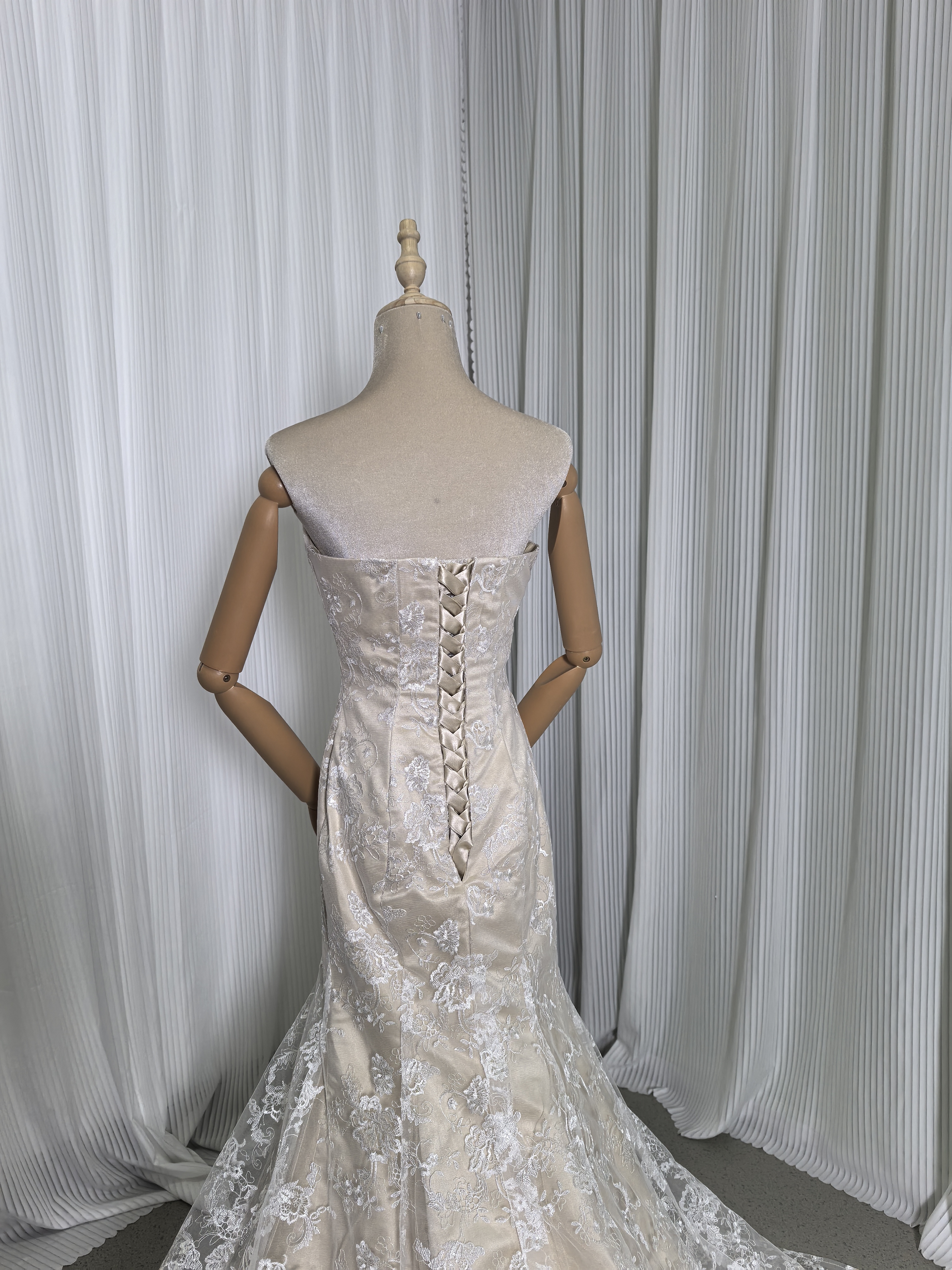 美品！ウエディングドレス ベージュ マーメイドライン 贅沢な小花総レース 華やかなトレーン 花嫁