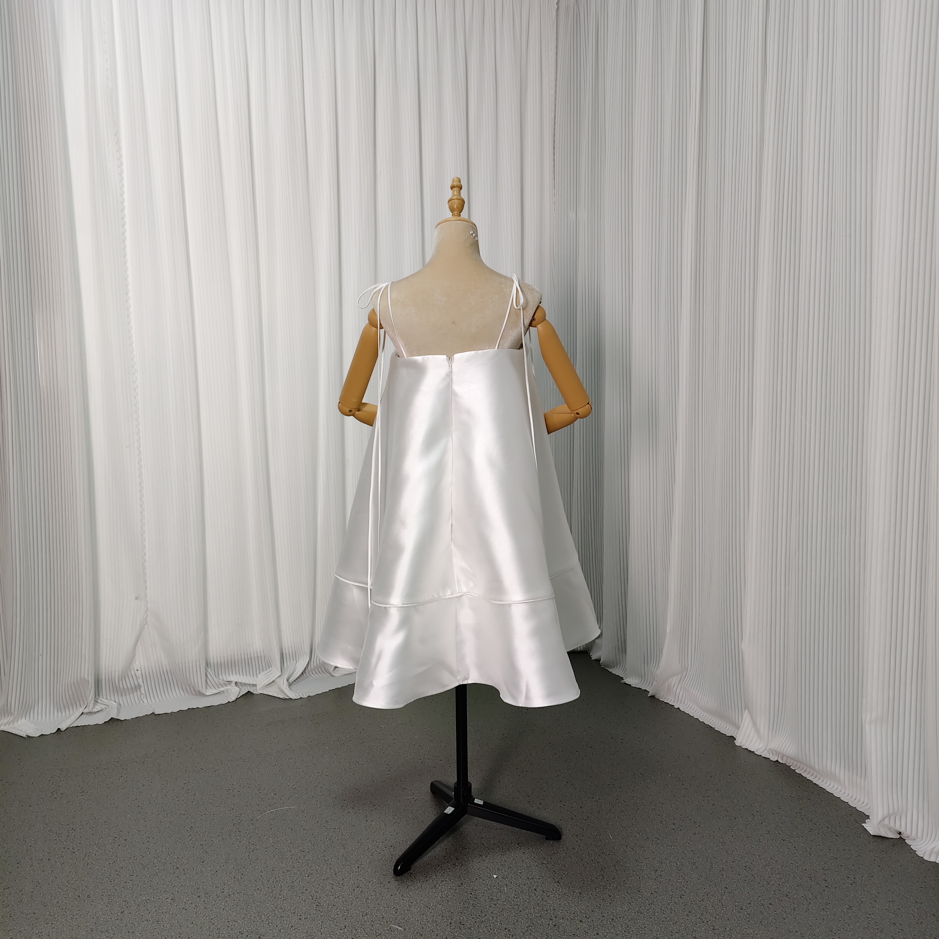 パーティードレス ミニワンピース ミカドサテン キャミソール オフホワイト ファスナー 揺らめく裾 前撮り