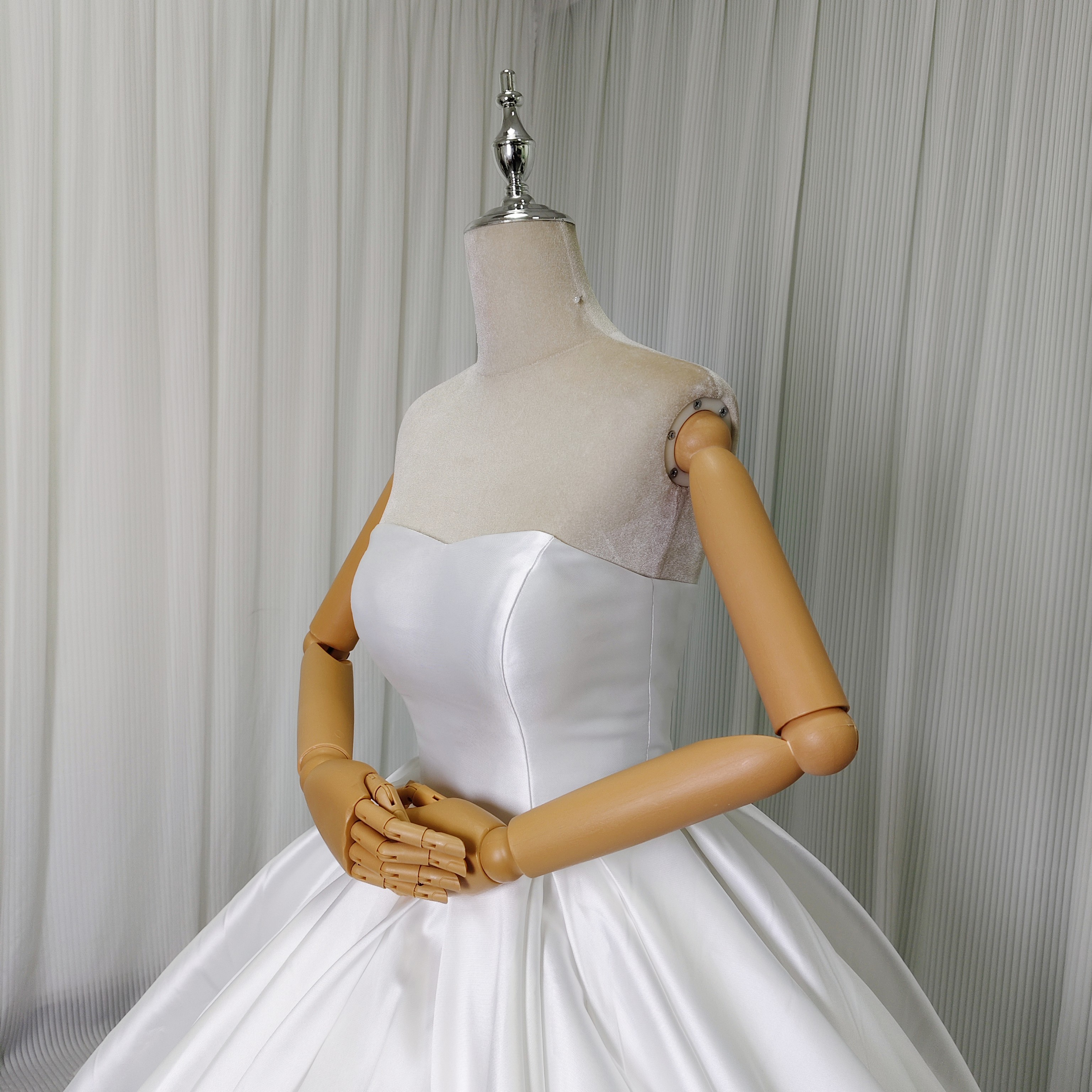 ウェディングドレス ベアトップ ミカドサテン ラッフルフリル 豪華なバックリボン 編み上げ 結婚式