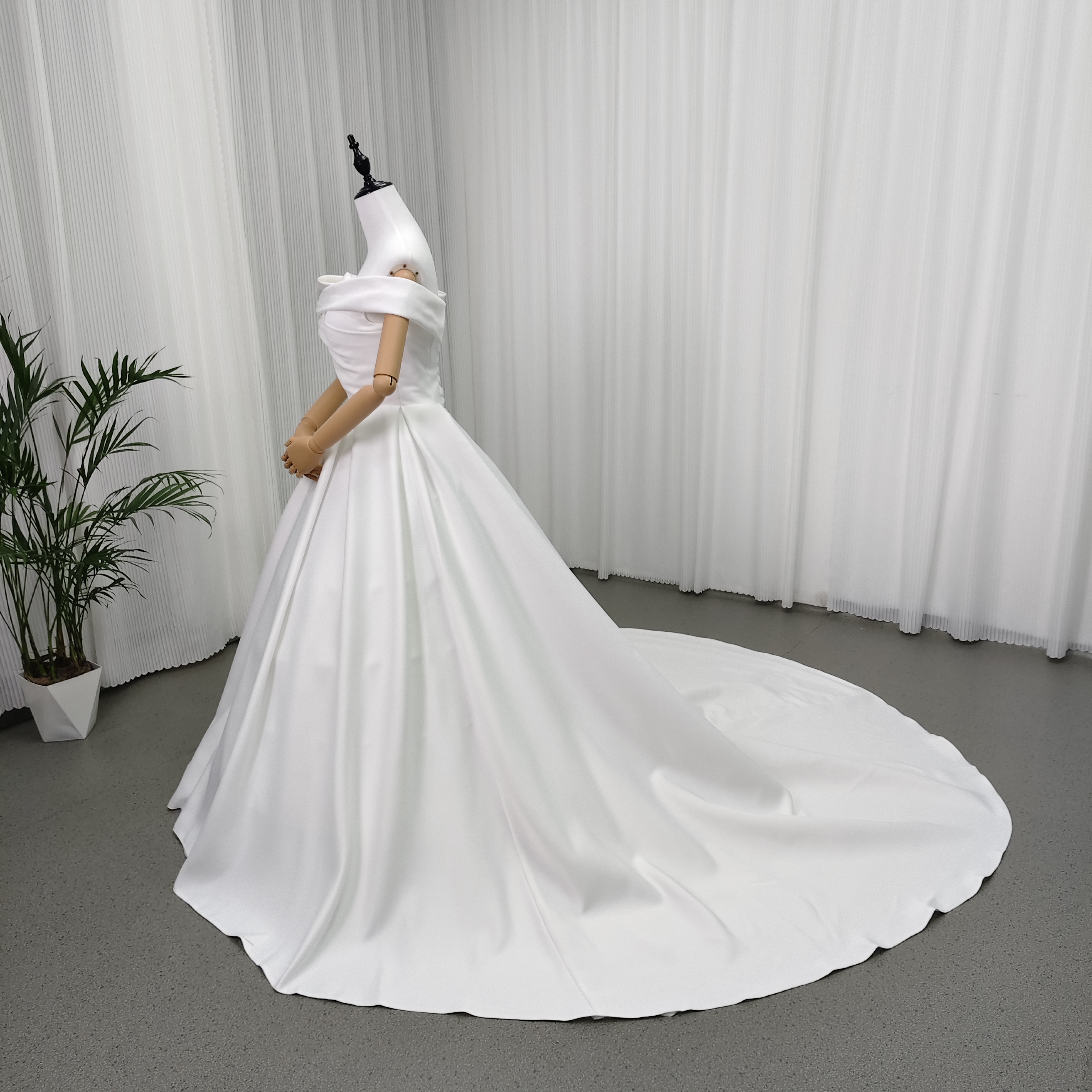 ウエディングドレス オフショルダー ロイヤルサテン ロングトレーン 編み上げ エレガント 結婚式
