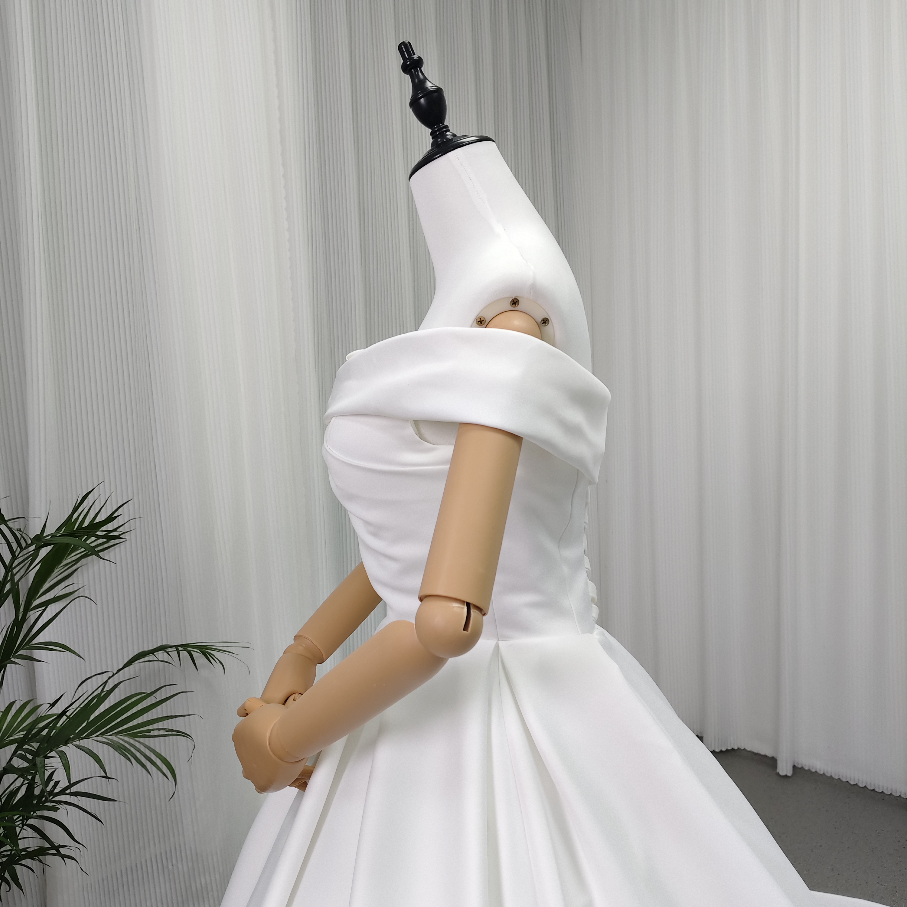 ウエディングドレス オフショルダー ロイヤルサテン ロングトレーン 編み上げ エレガント 結婚式