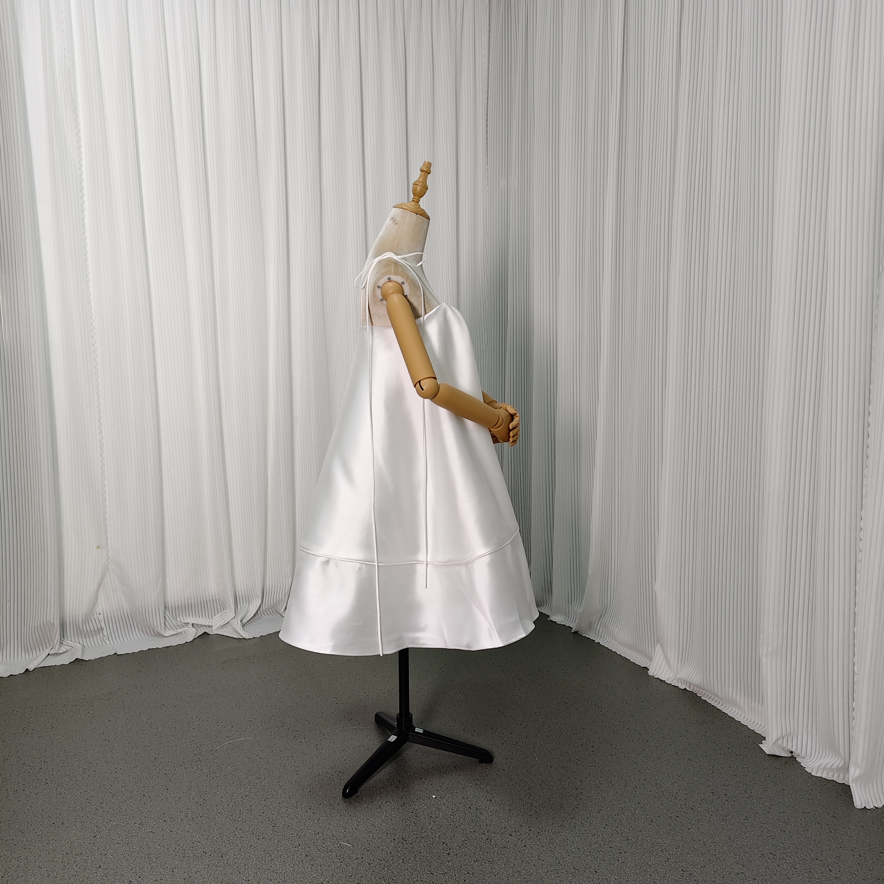 パーティードレス ミニワンピース ミカドサテン キャミソール オフホワイト ファスナー 揺らめく裾 前撮り