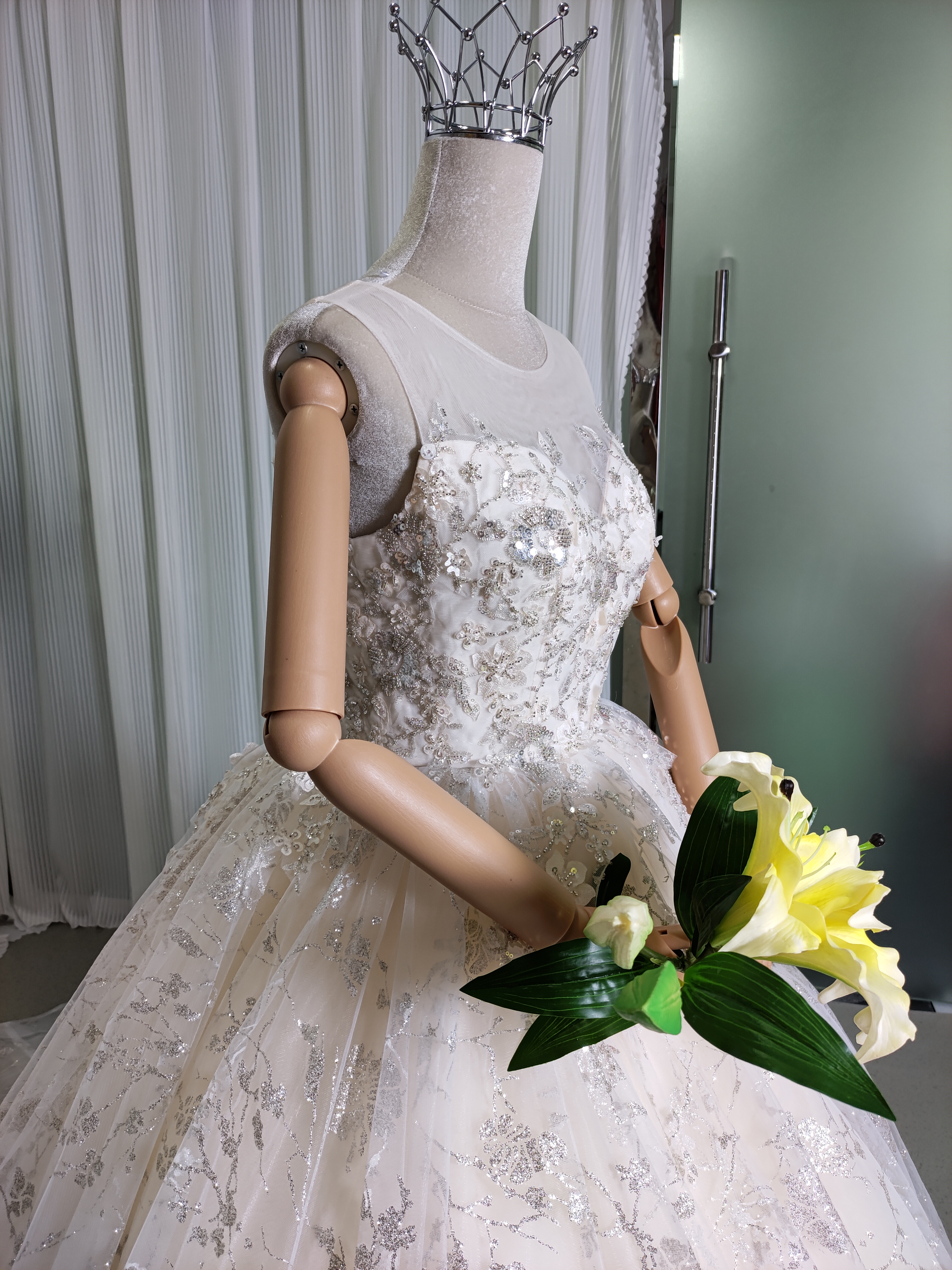 豪華！ウエディングドレス キラキラスパンコール キラキラ光るレース 抜群のおしゃれ見え 結婚式