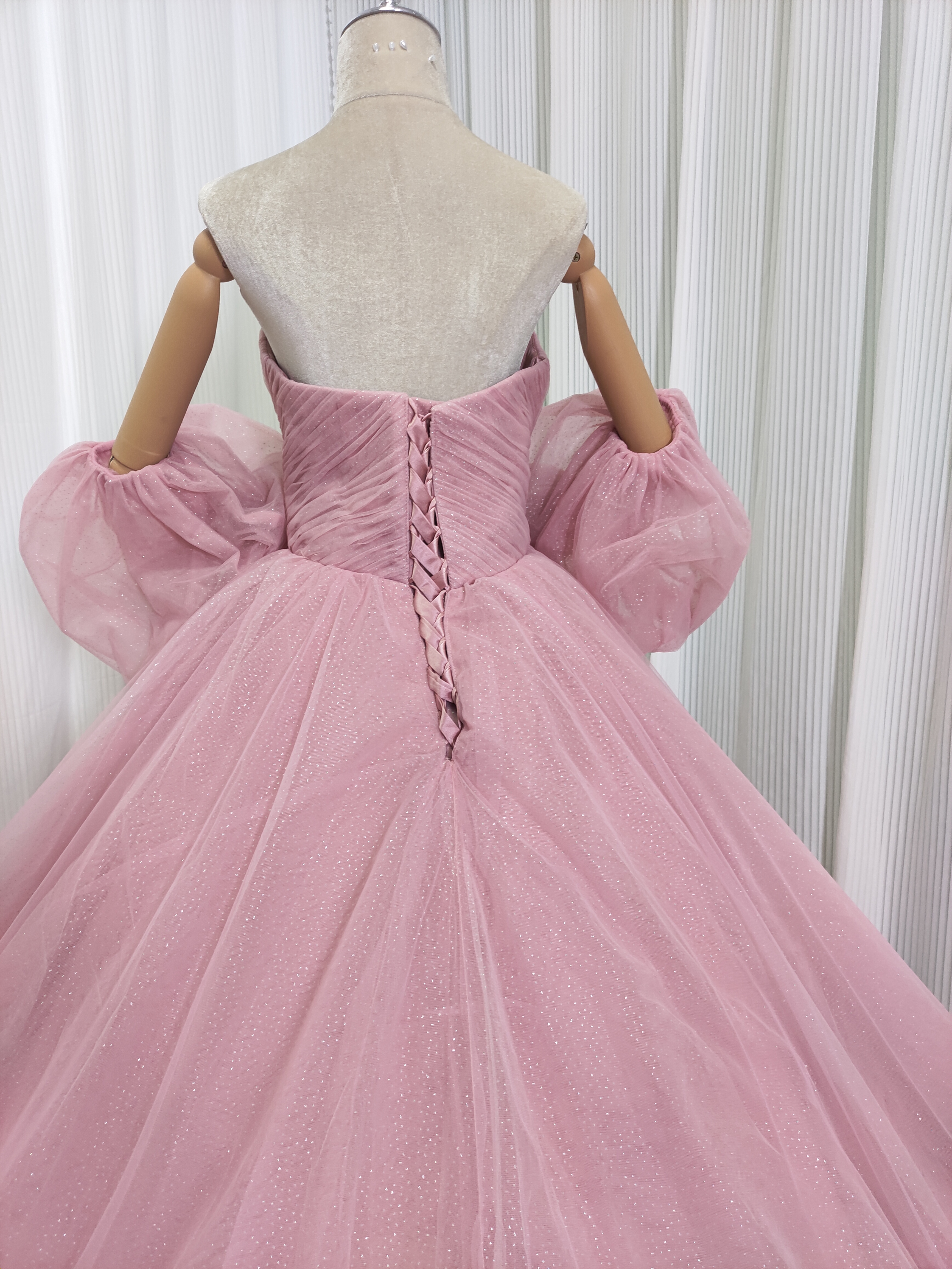 人気上昇！カラードレス ピンク ベアトップ キラキラグリッターチュール パフスリーブ 可愛い 花嫁