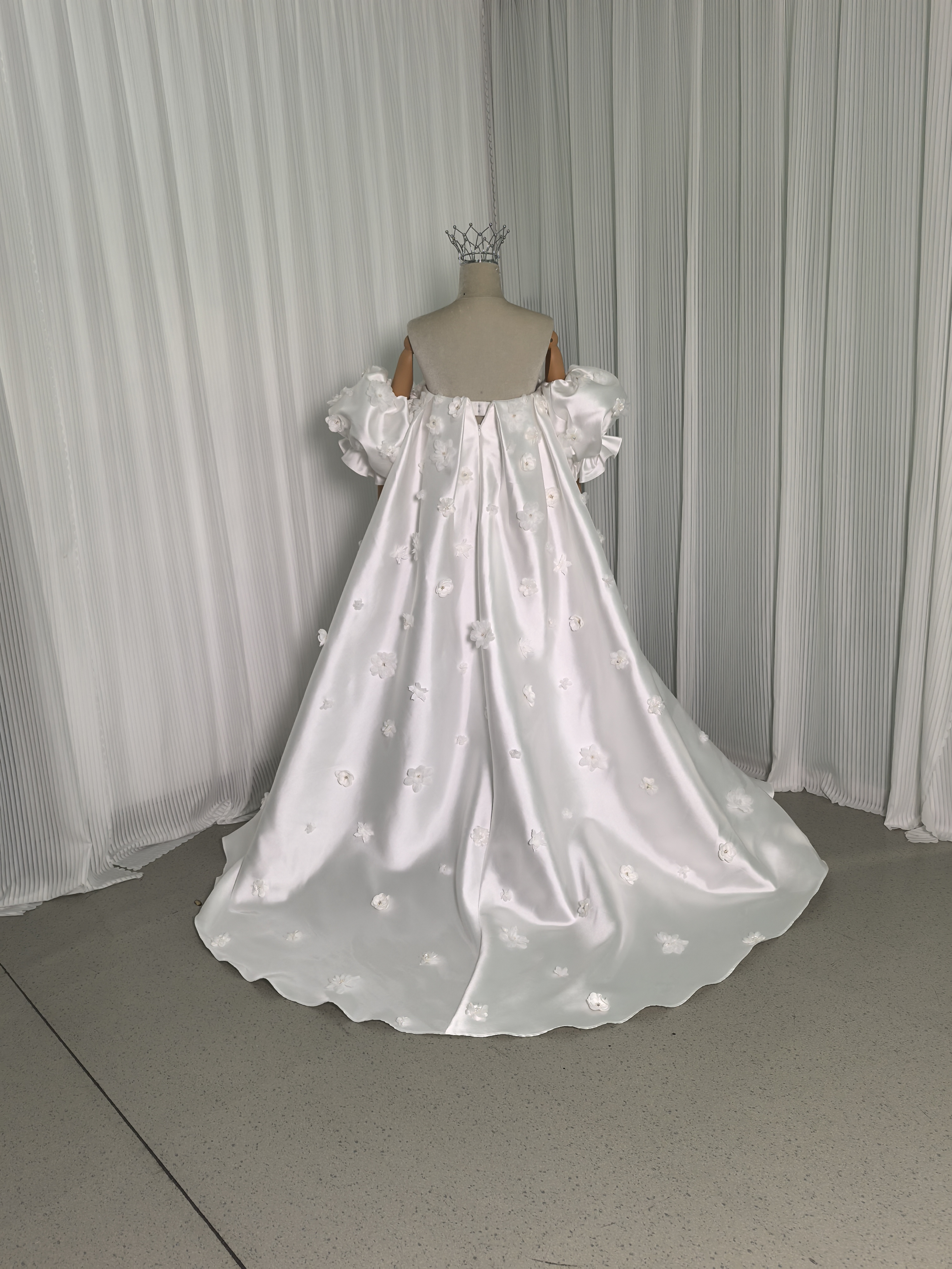 ウエディングドレス ベアトップ フリル袖 可愛い 光沢サテン 花モチーフ ビーズ ファスナー 結婚式/披露宴