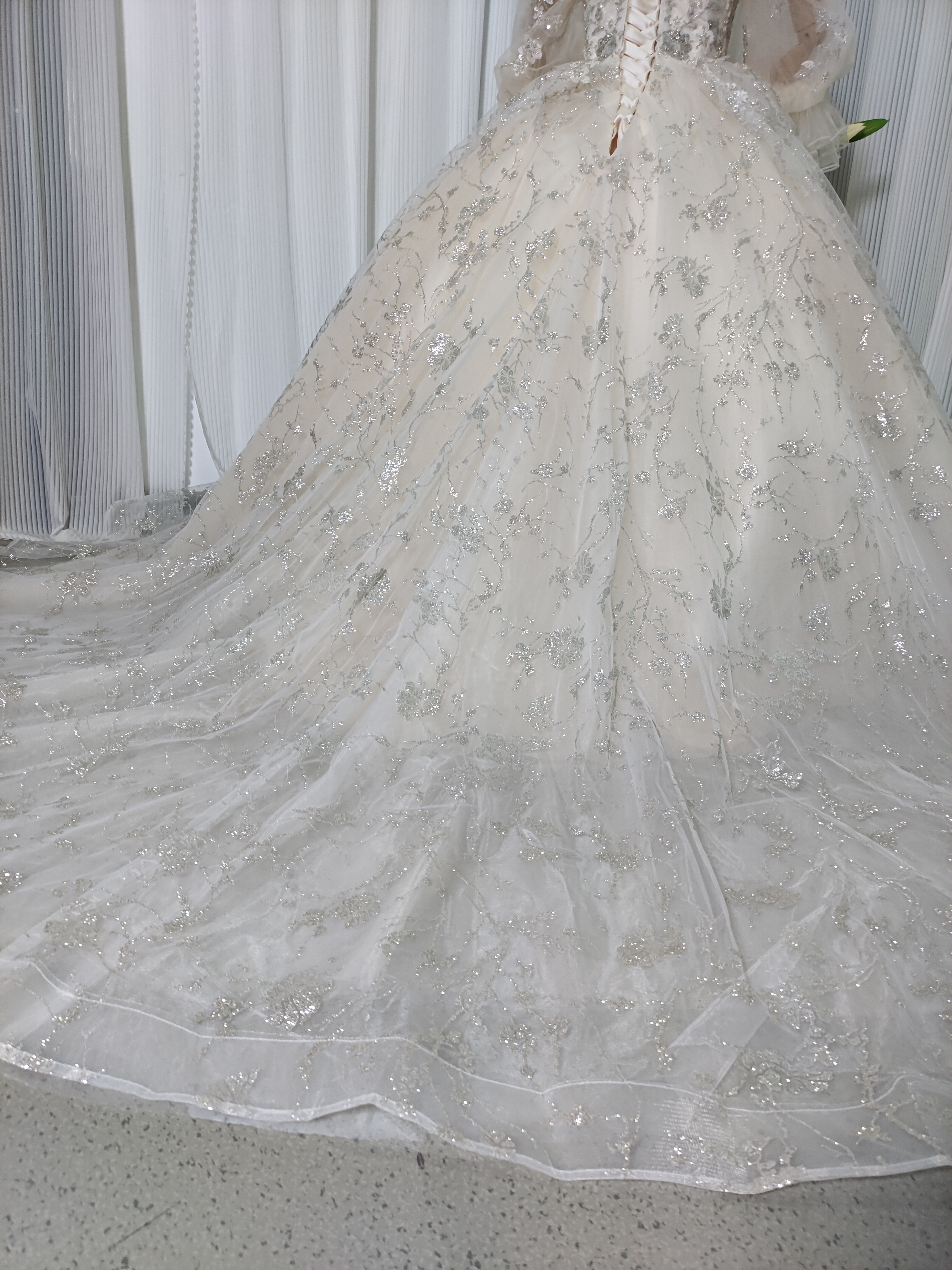 豪華！ウエディングドレス シースルー袖 キラキラスパンコール キラキラ光るレース 抜群のおしゃれ見え 結婚式