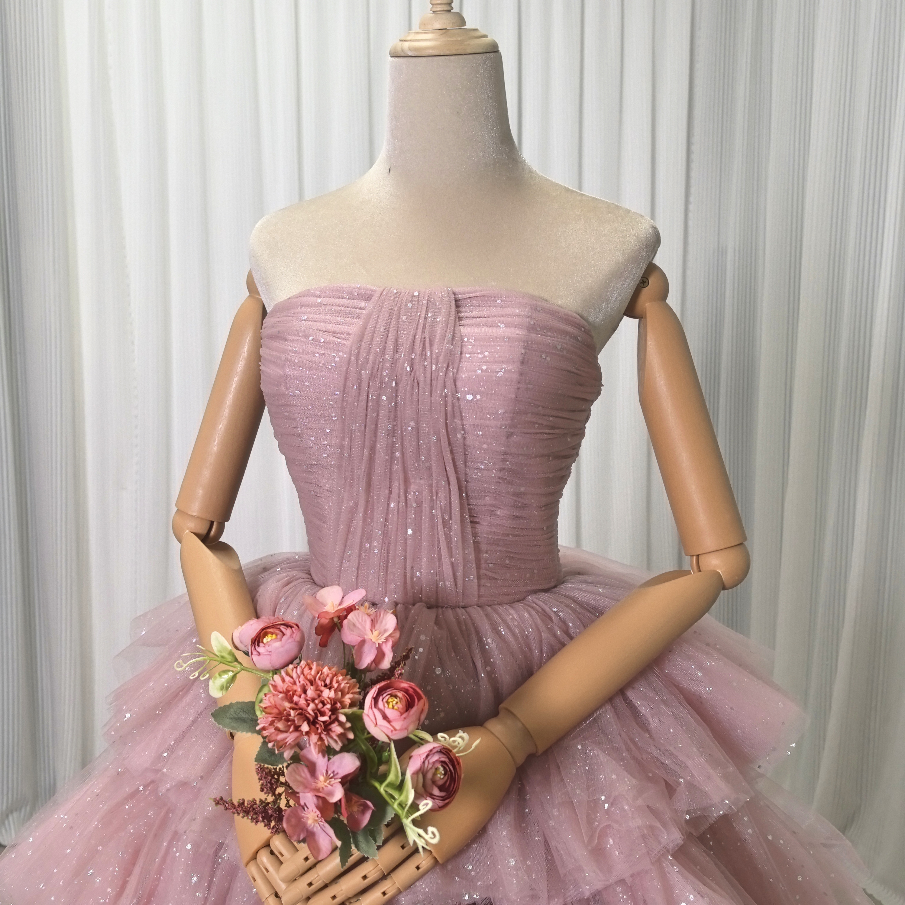 上品！カラードレス ベアトップ ピンク キラキラチュール ベルト 結婚式 ティアードのドレス 花嫁