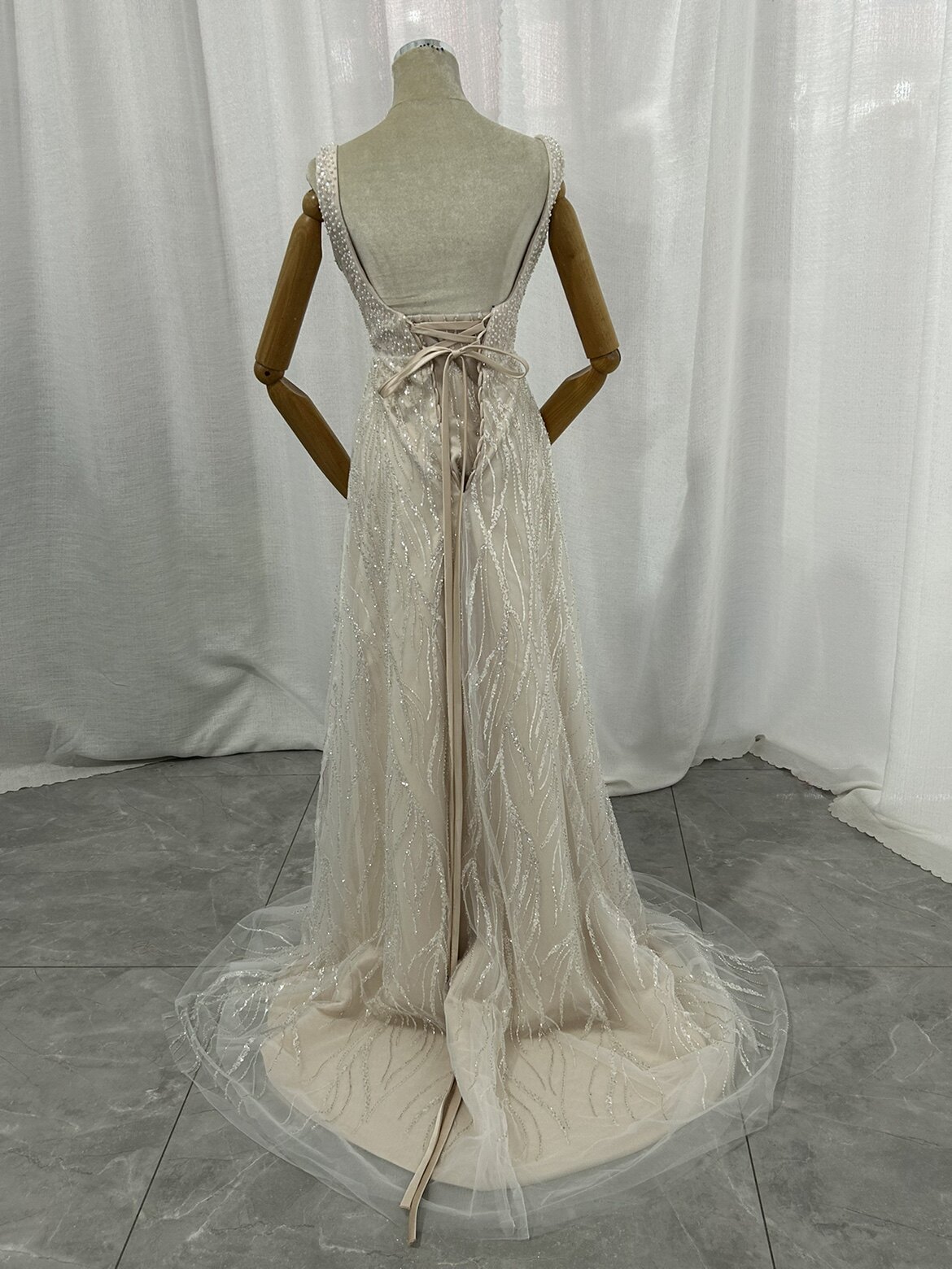 カラードレス シャンパン色 スクエアネック 背中見せ シークインチュール ミニトレーン 編み上げ 披露宴