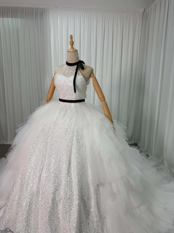 実例写真！ウエディングドレス ホルターネック インポートビジューレース 華やかなトレーン 前撮り もこもこドレス