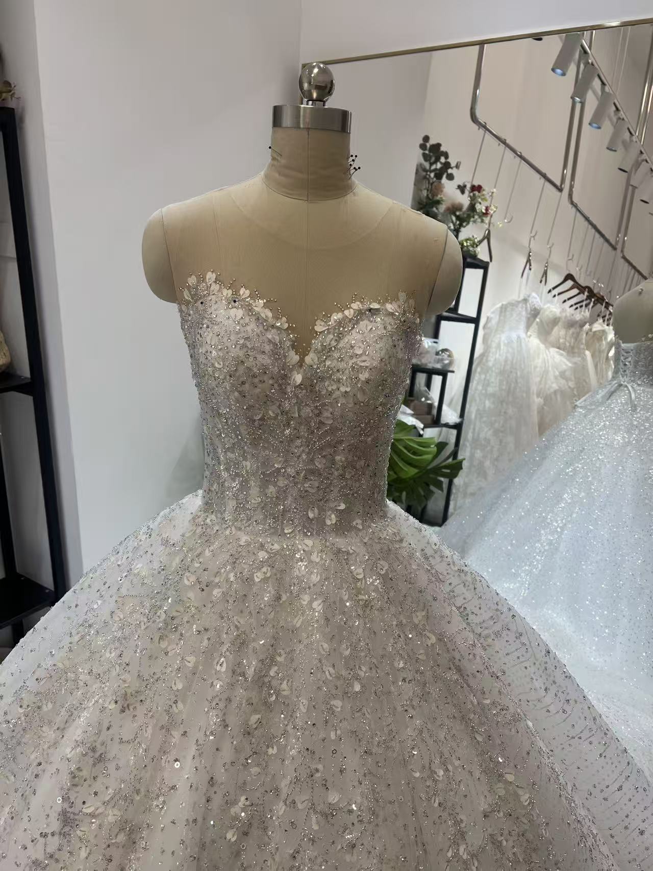 ウエディングドレス 韓国風ドレス シークインチュール 花モチーフ 華やかなトレーン プリンセスライン 拳式