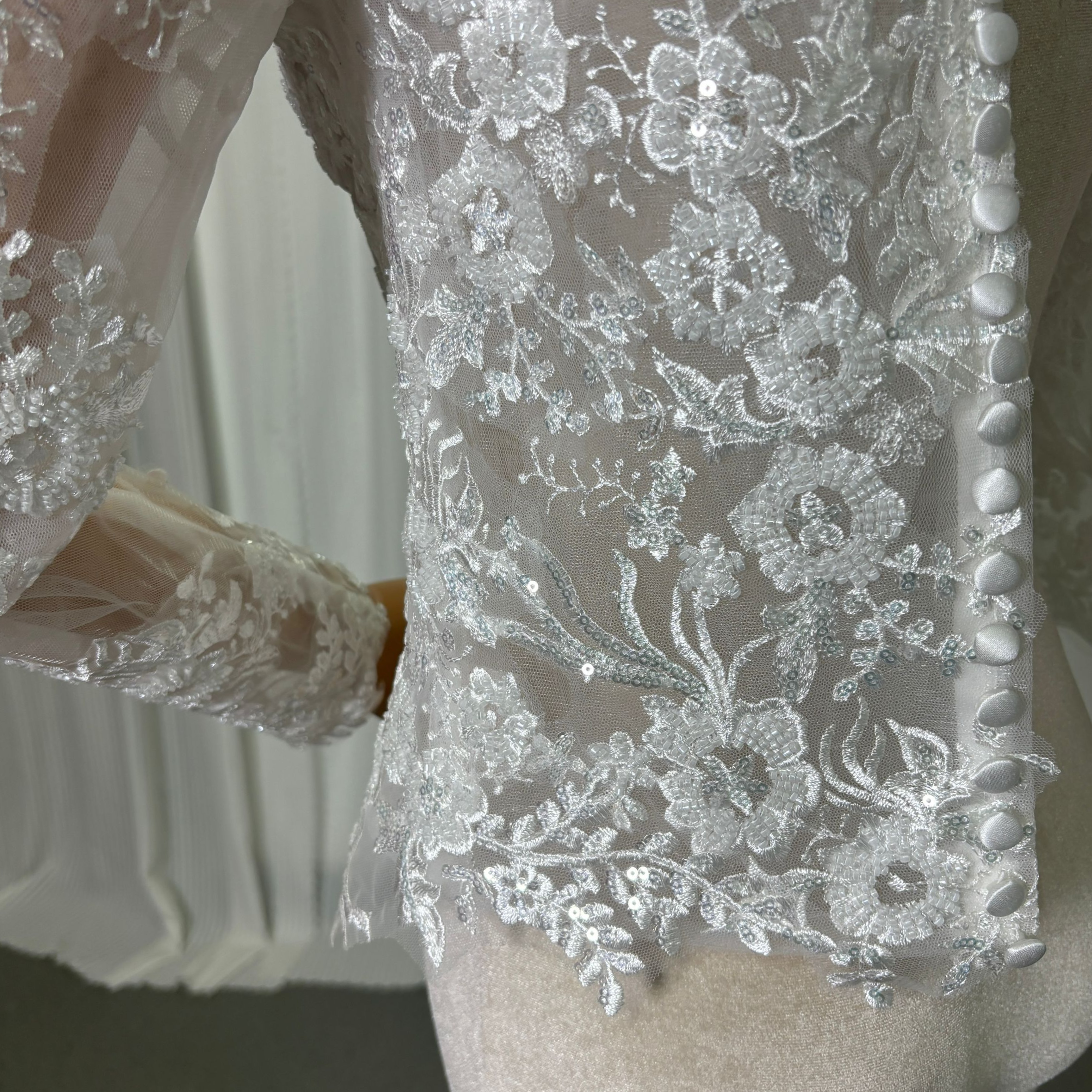 ボレロ ロングスリーブ くるみボタン キラキラ光る刺繍 オフホワイト 結婚式