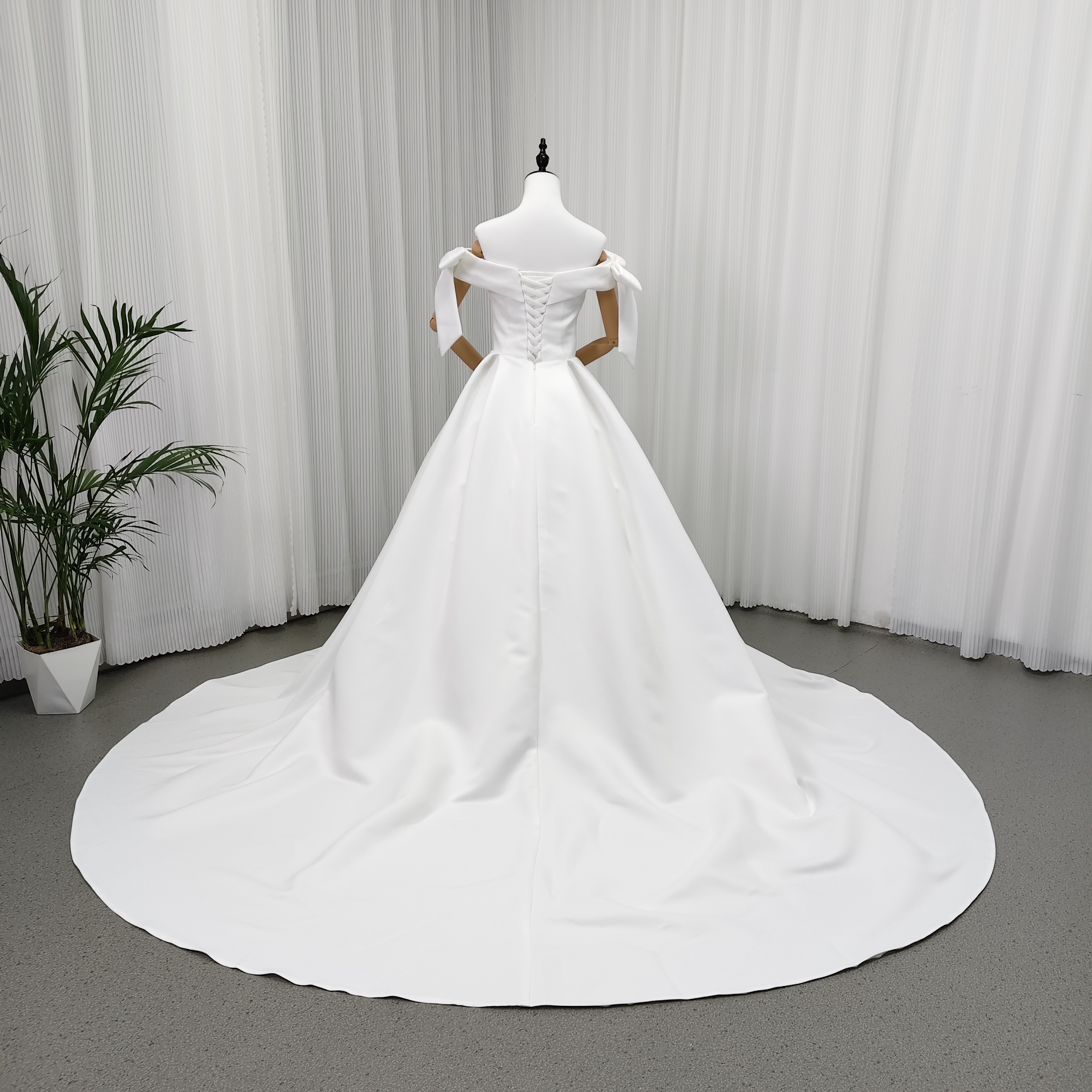 ウエディングドレス オフショルダー 取り外しリボン ロイヤルサテン ロングトレーン 編み上げ エレガント 結婚式