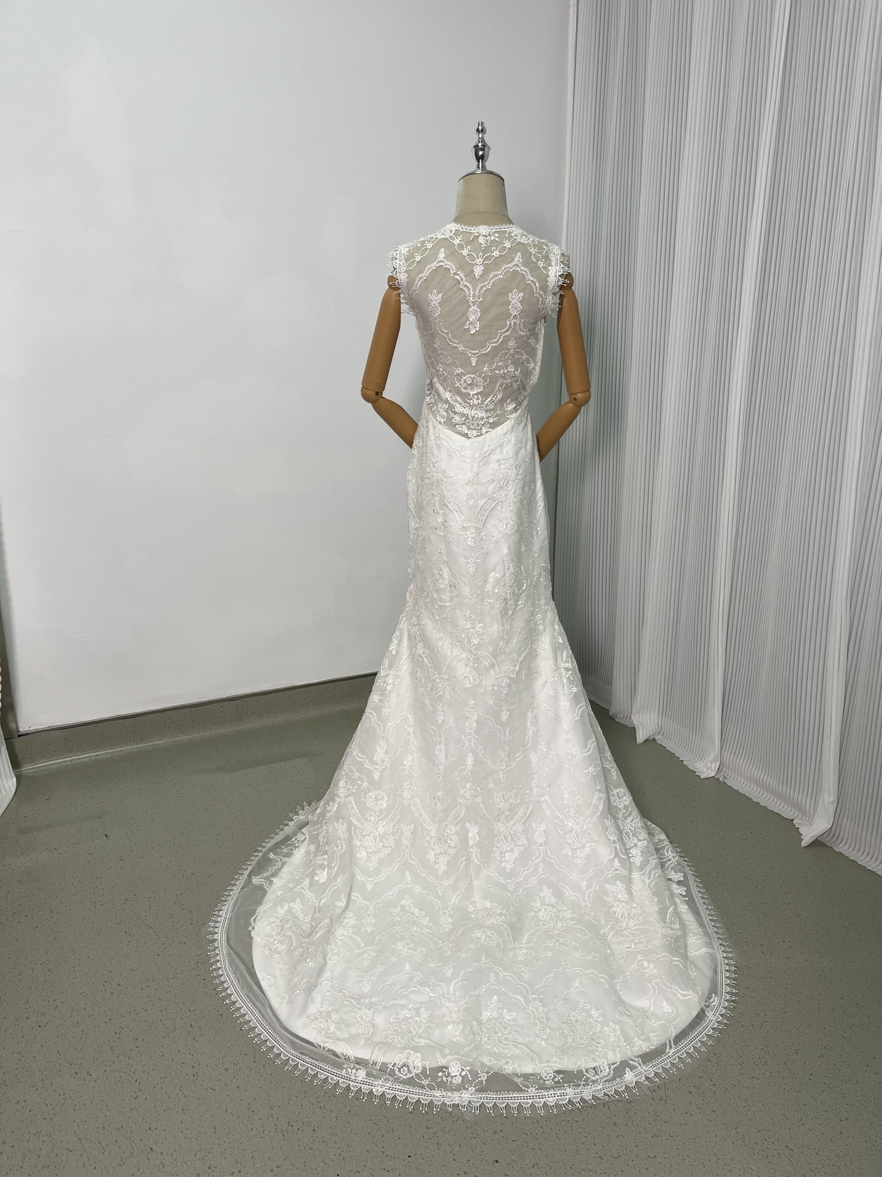 豪華！ウェディングドレス マーメイドライン Vネック 背中見せ キラキラスパンコール 贅沢な総レース 結婚式
