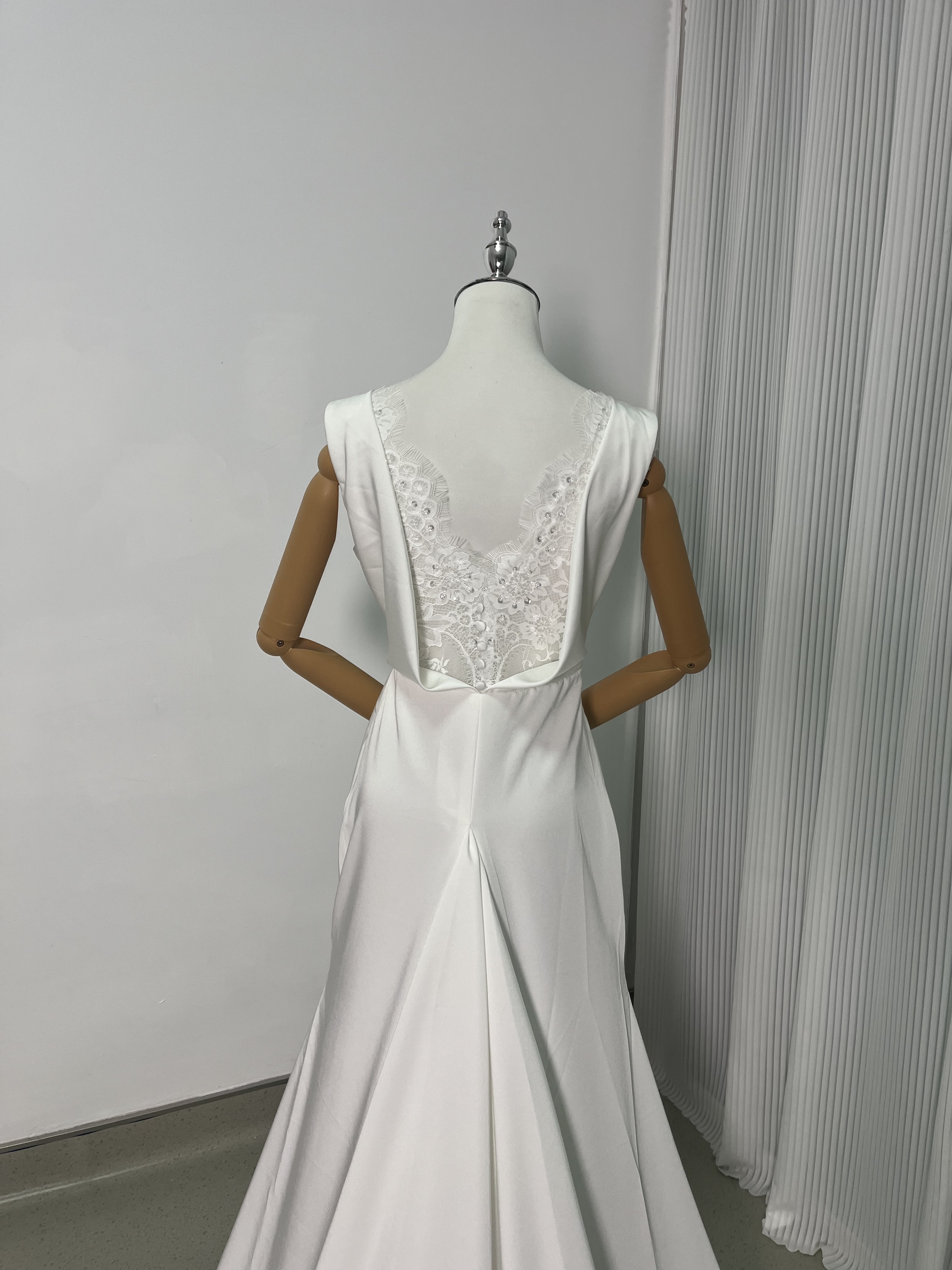 高品質！ウェディングドレス Vネック ノースリーブ 美しいバックレース 細見えシルエット 二次会