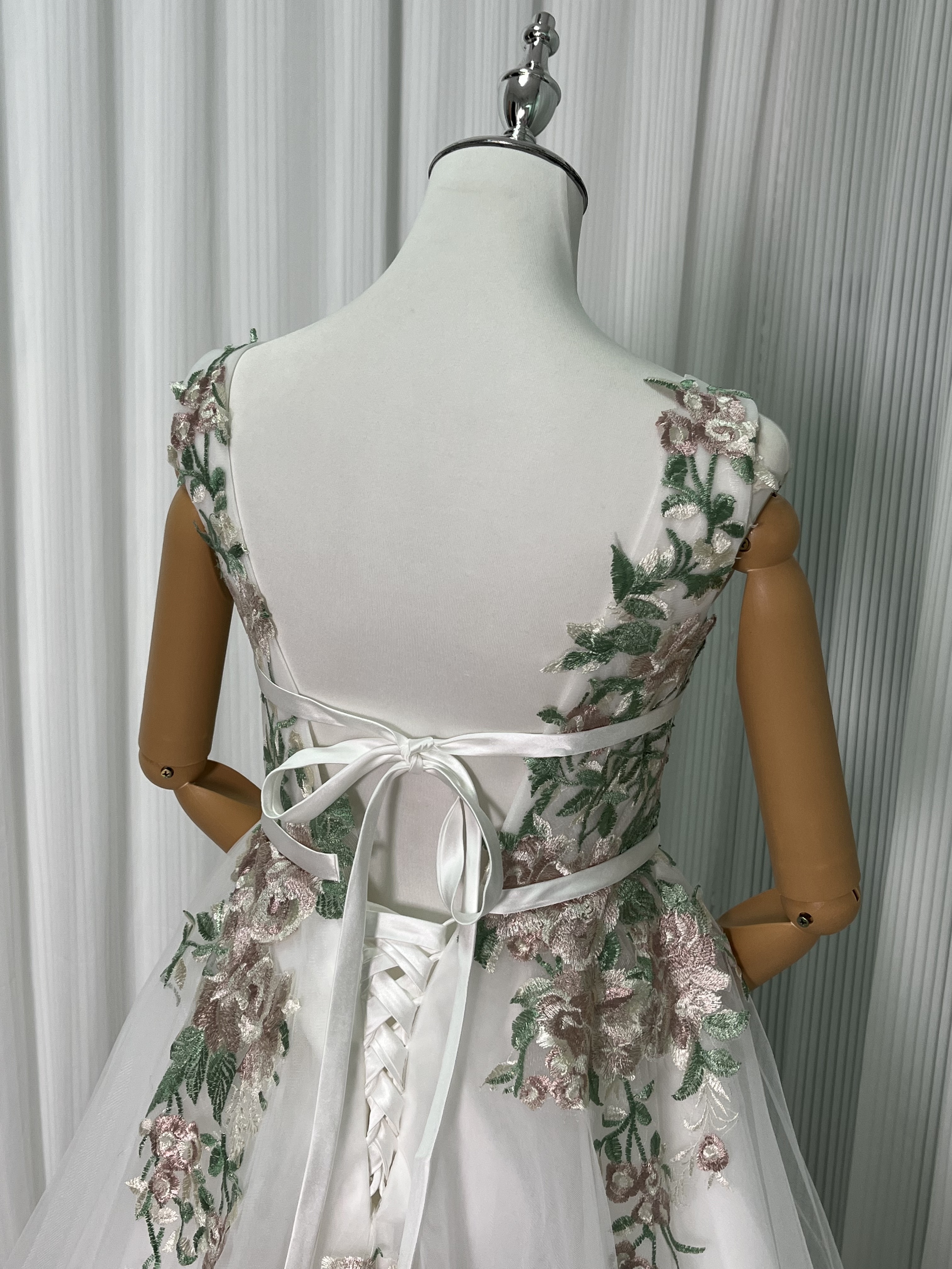 ウェディングドレス Vネック 美しい花レース 背中見せ 編み上げ 結婚式 前撮り