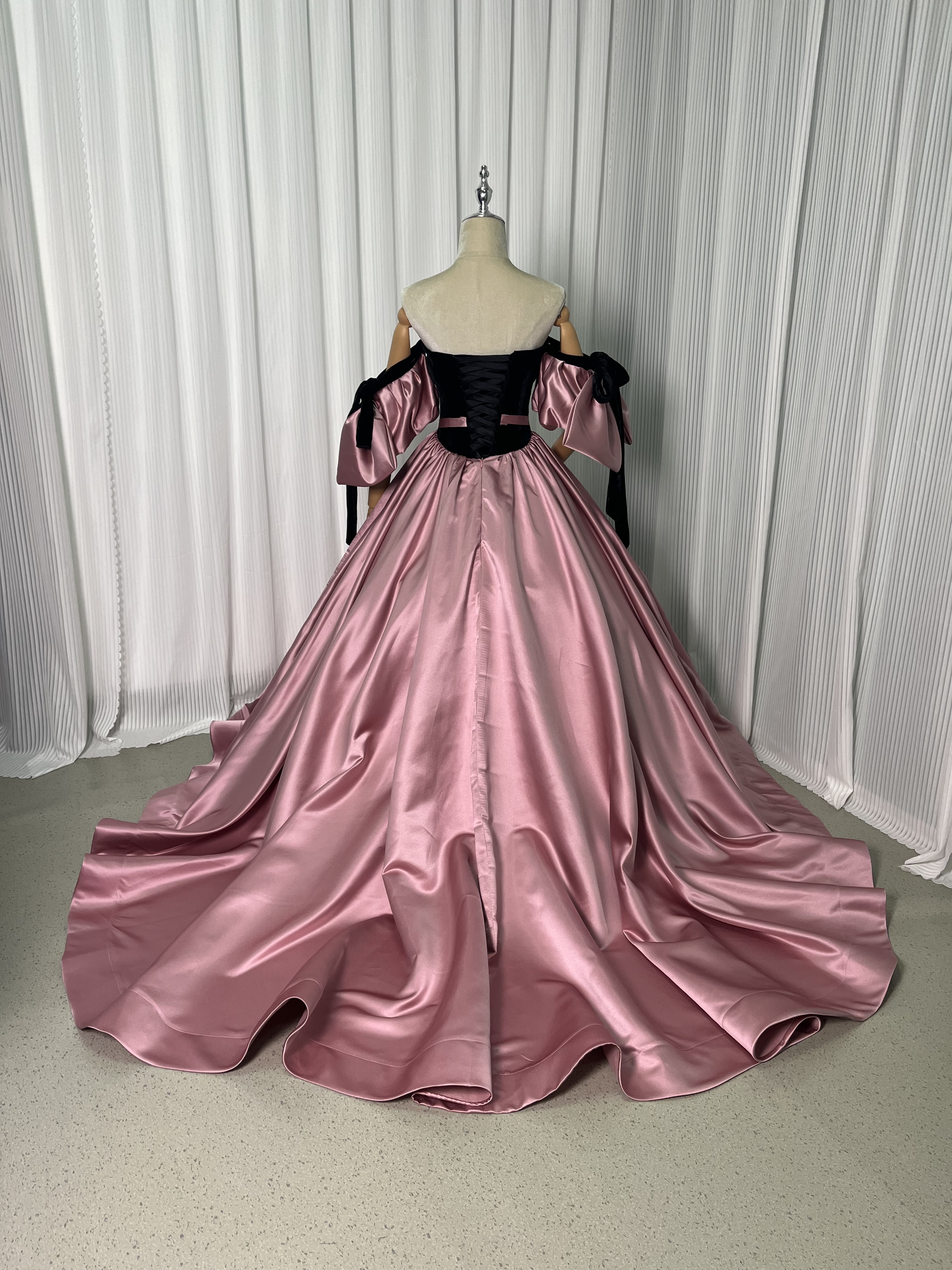 カラードレス ピンク 光沢サテン 黒 ビロード オフショルダー 編み上げ ふわふわドレス 前撮り