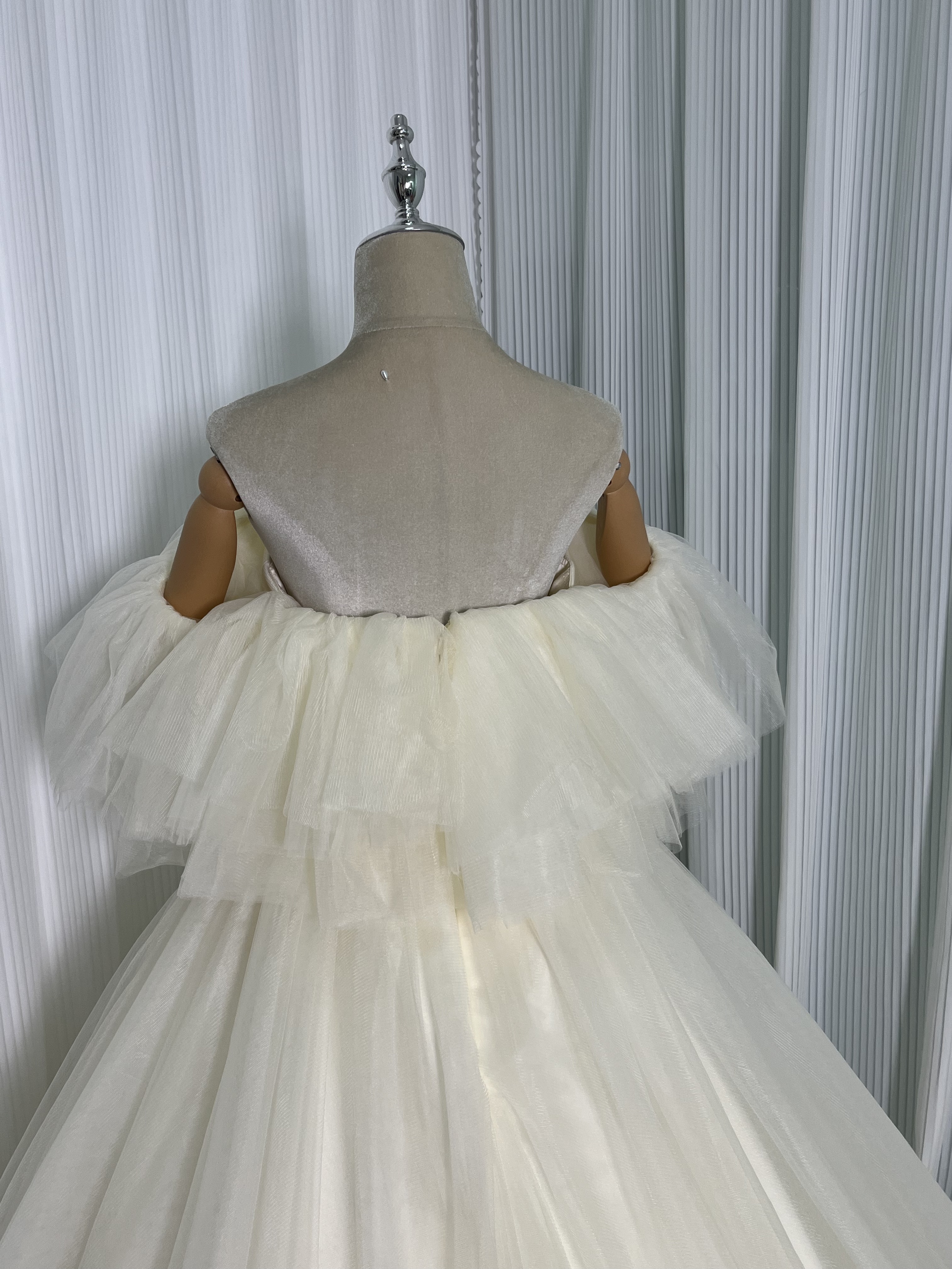 ウエディングドレス チュールドレス 薄シャンパンの色 オフショルダー ファスナー お色直し 結婚式