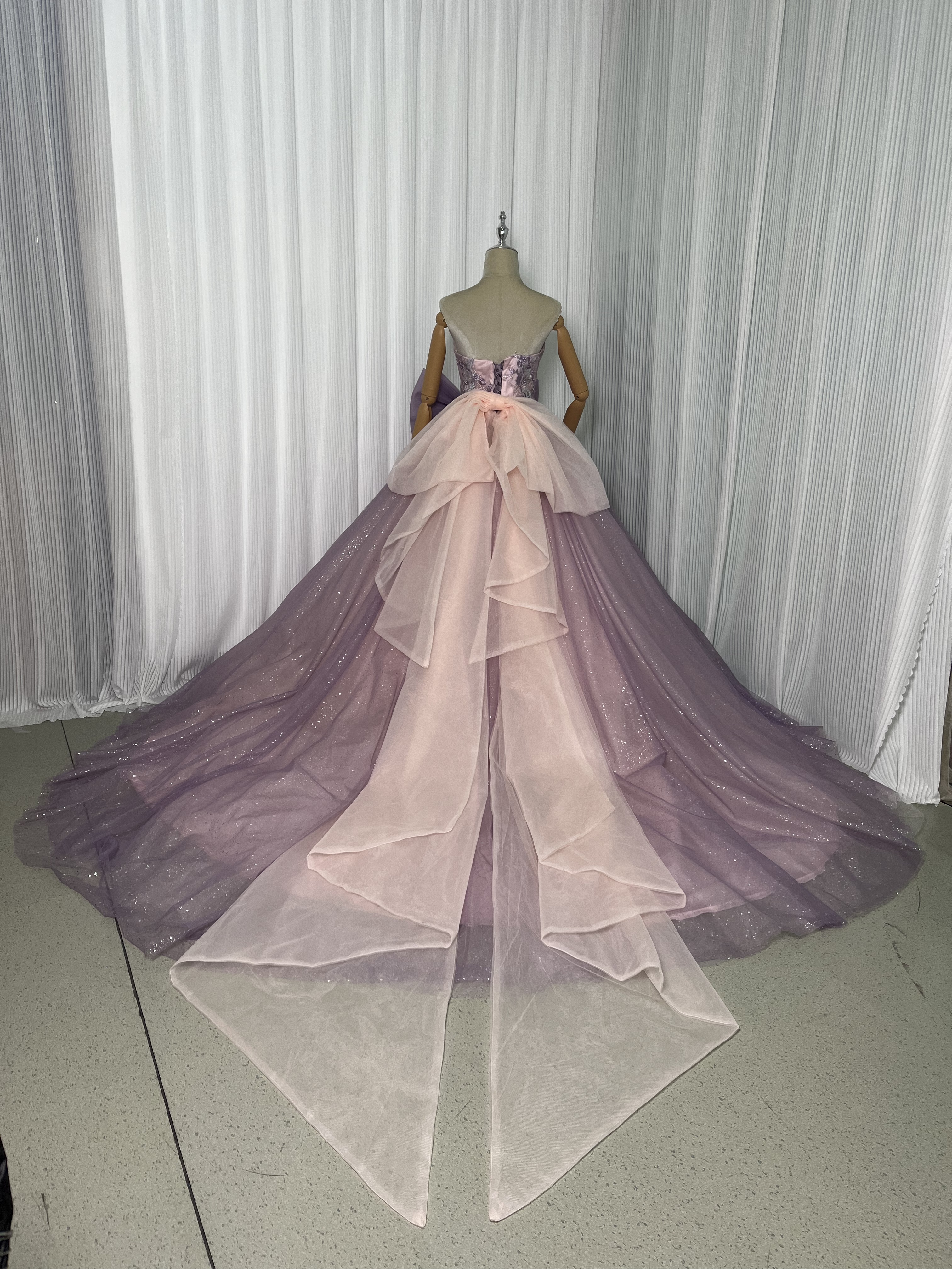 カラードレス パープル ベアトップ 3D立体レース刺繍 編み上げ 豪華なバックリボン キラキラチュール 派手な 花嫁