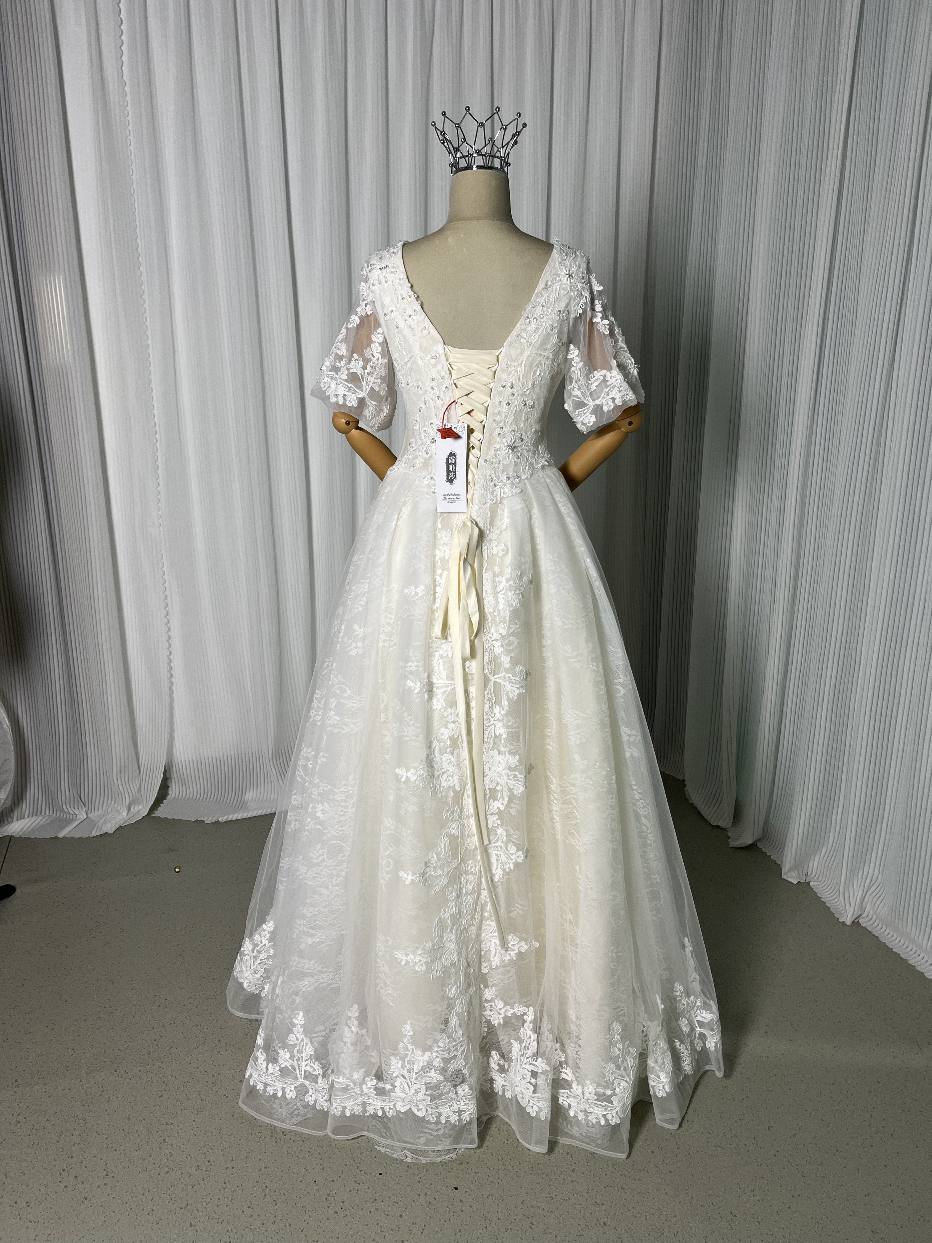 ウェディングドレス Vネック ロング キラキラ光る刺繍 編み上げ 可愛い 結婚式 前撮り