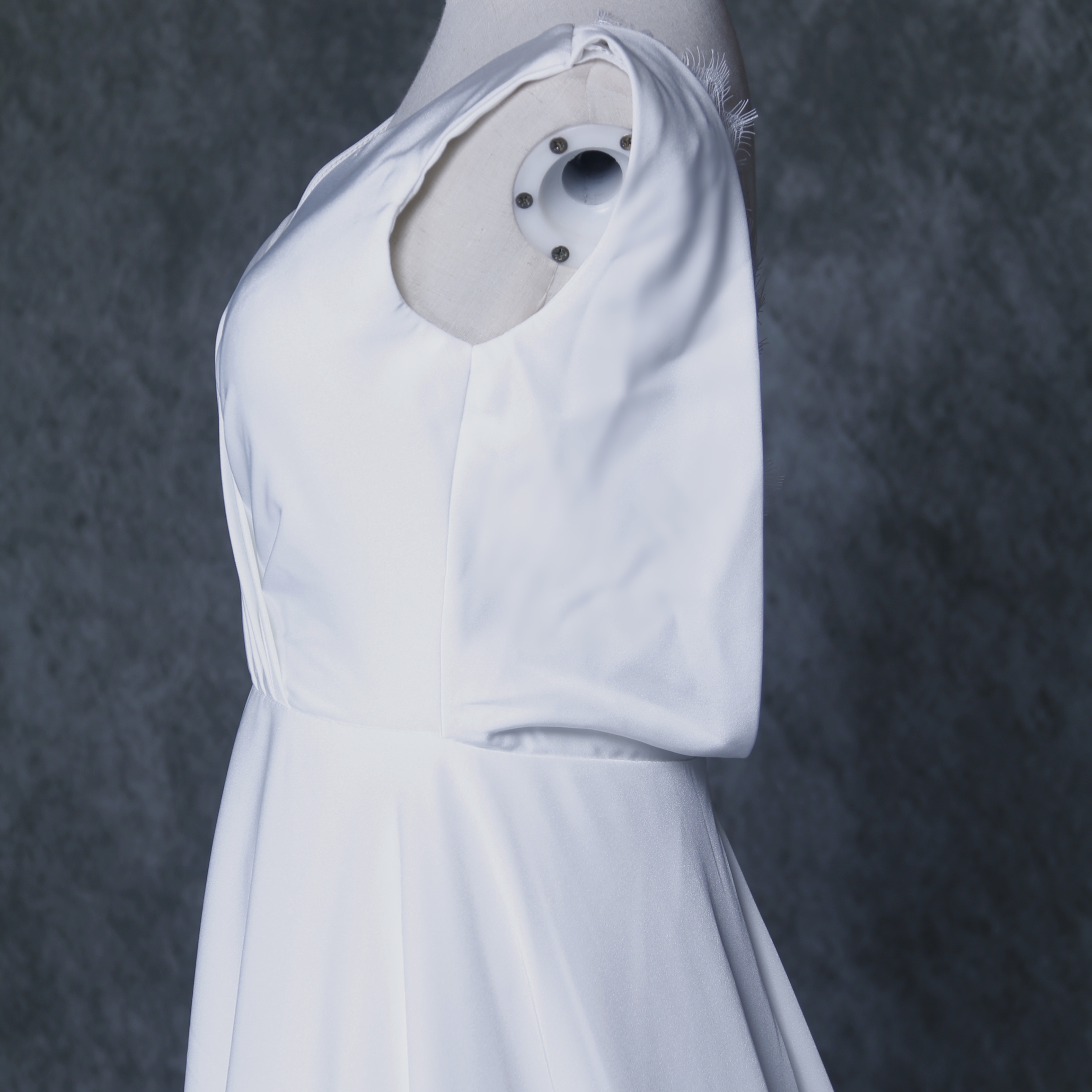 エレガント パーティードレス Vネック オフホワイト 美しいバックレース トレーン 二次会/前撮り