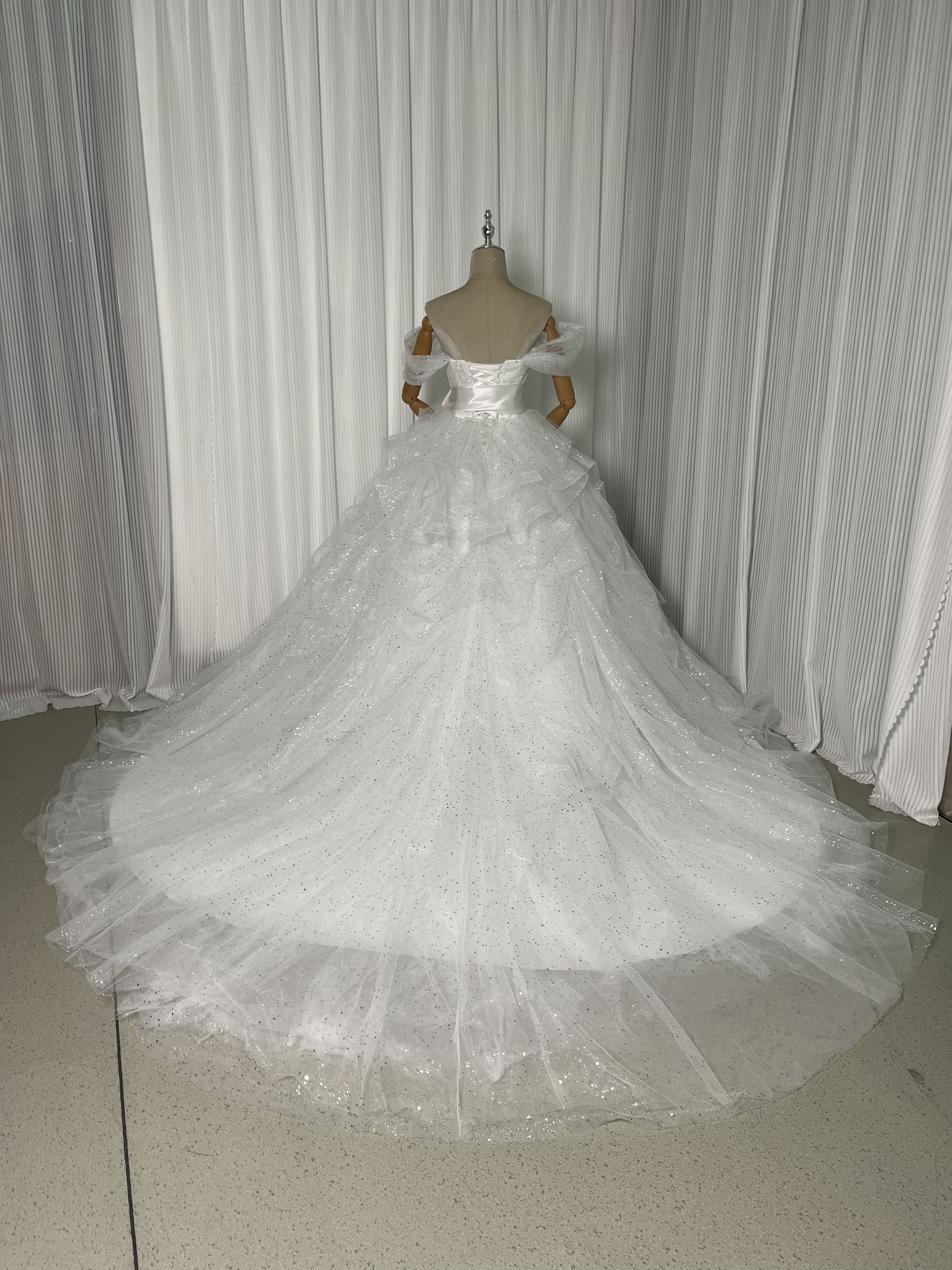 美品！ウェディングドレス オフショルダー キラキラグリッターチュール サッシュベルト ラッフルフリル 結婚式