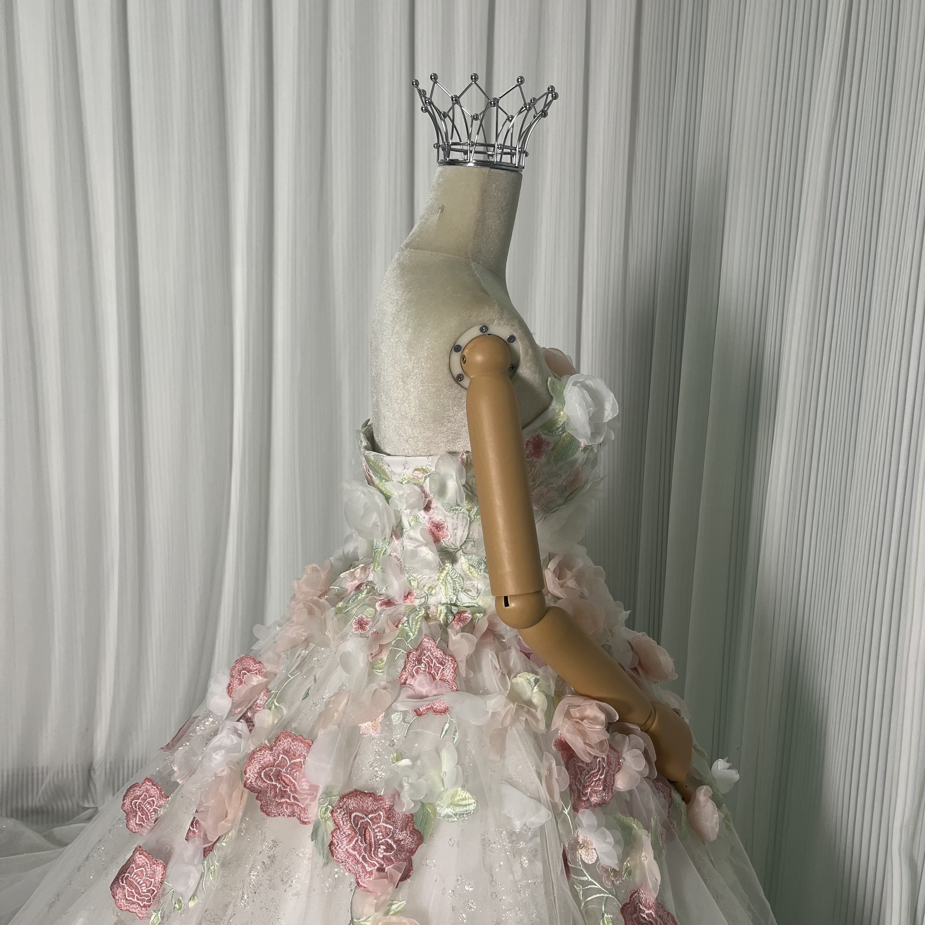 美品！ウエディングドレス 花モチーフ キラキラ光る刺繍 ベアトップ 華やかなトレーン 優雅 結婚式 前撮り