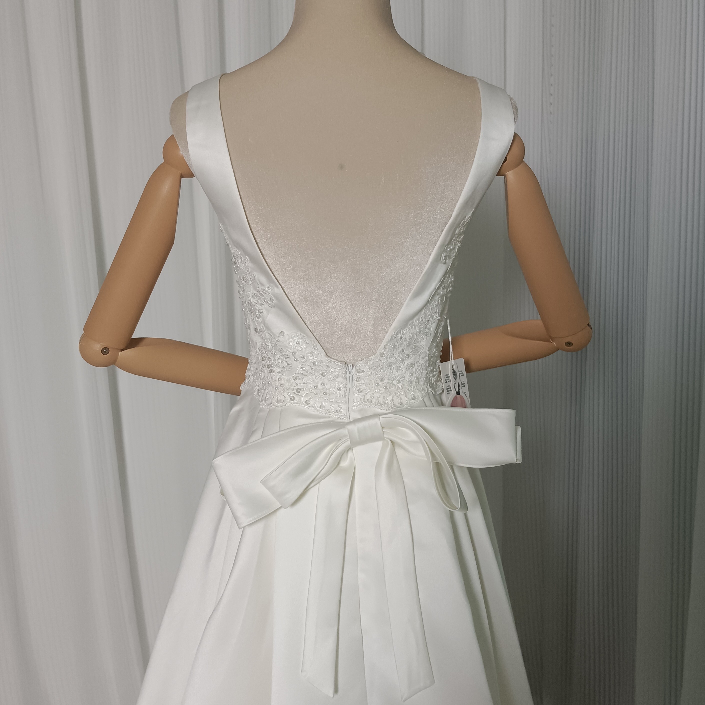 フランス風 ウエディングドレス ノースリーブ 繊細レース パール 背中見せ ロングトレーン 披露宴/結婚式