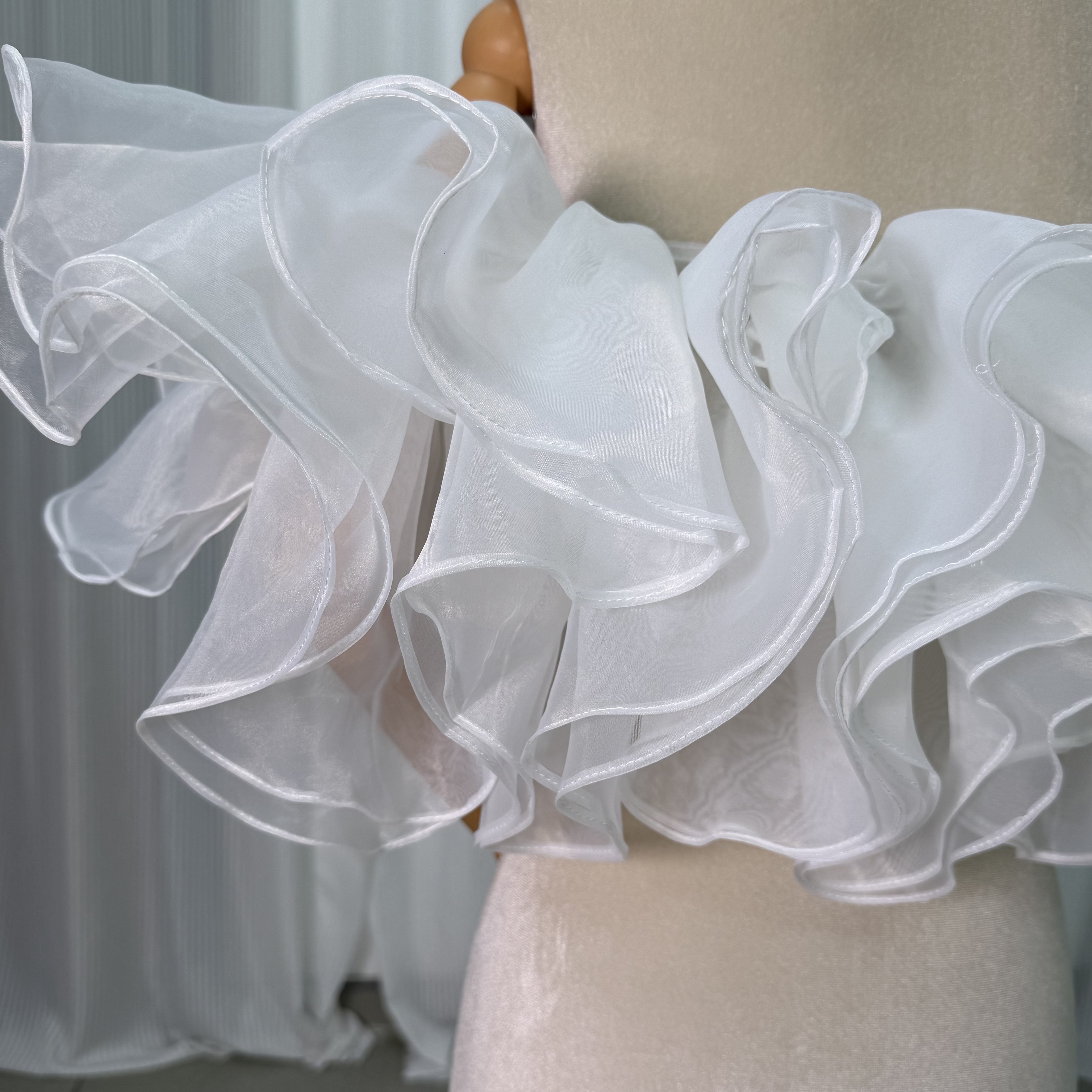 取り外しオフショルダー オフホワイト ラッフルフリル オーガンジー 可愛い 披露宴/結婚式