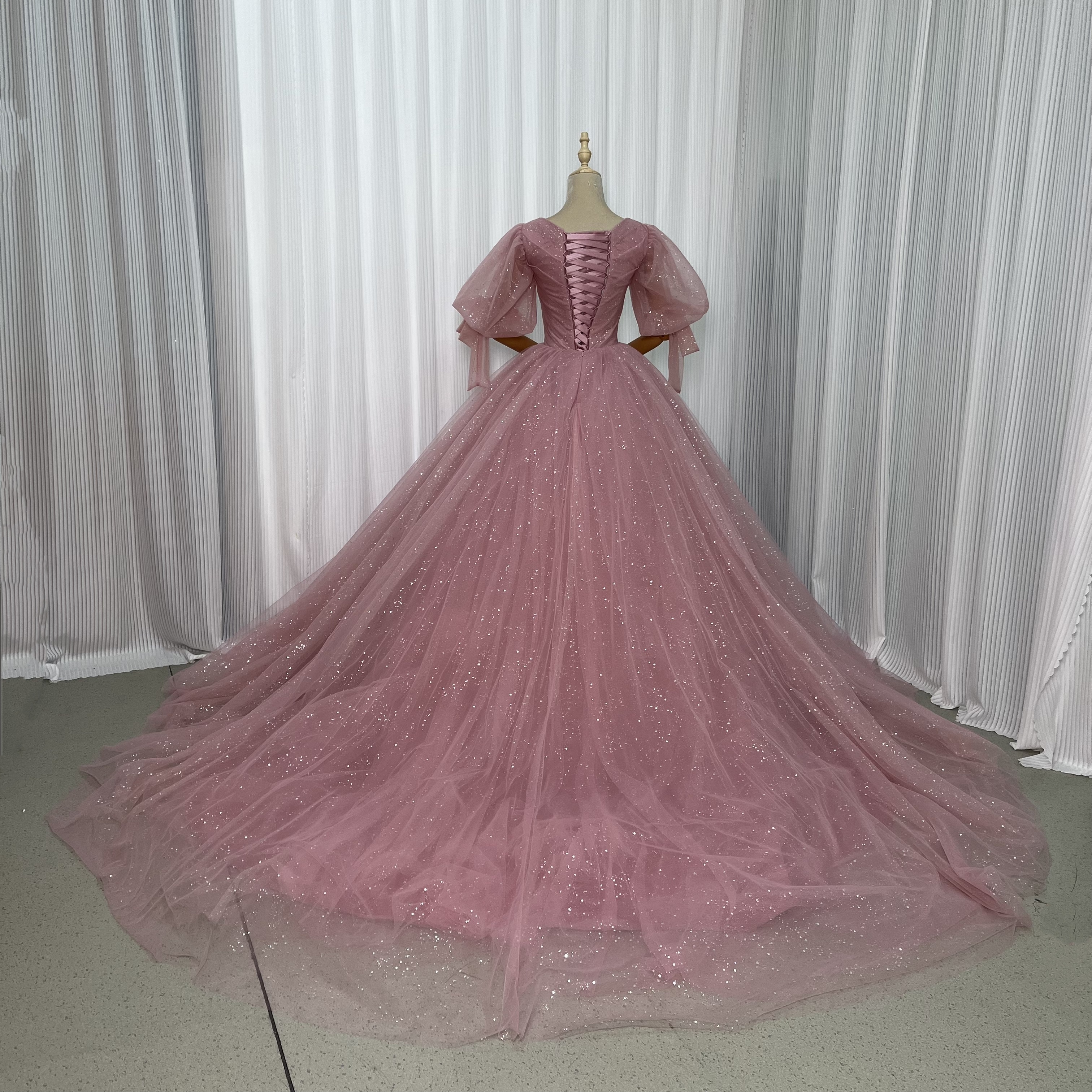 上品！カラードレス ピンク パフスリーブ キラキラグリッターチュール 編み上げ チュールドレス 花嫁