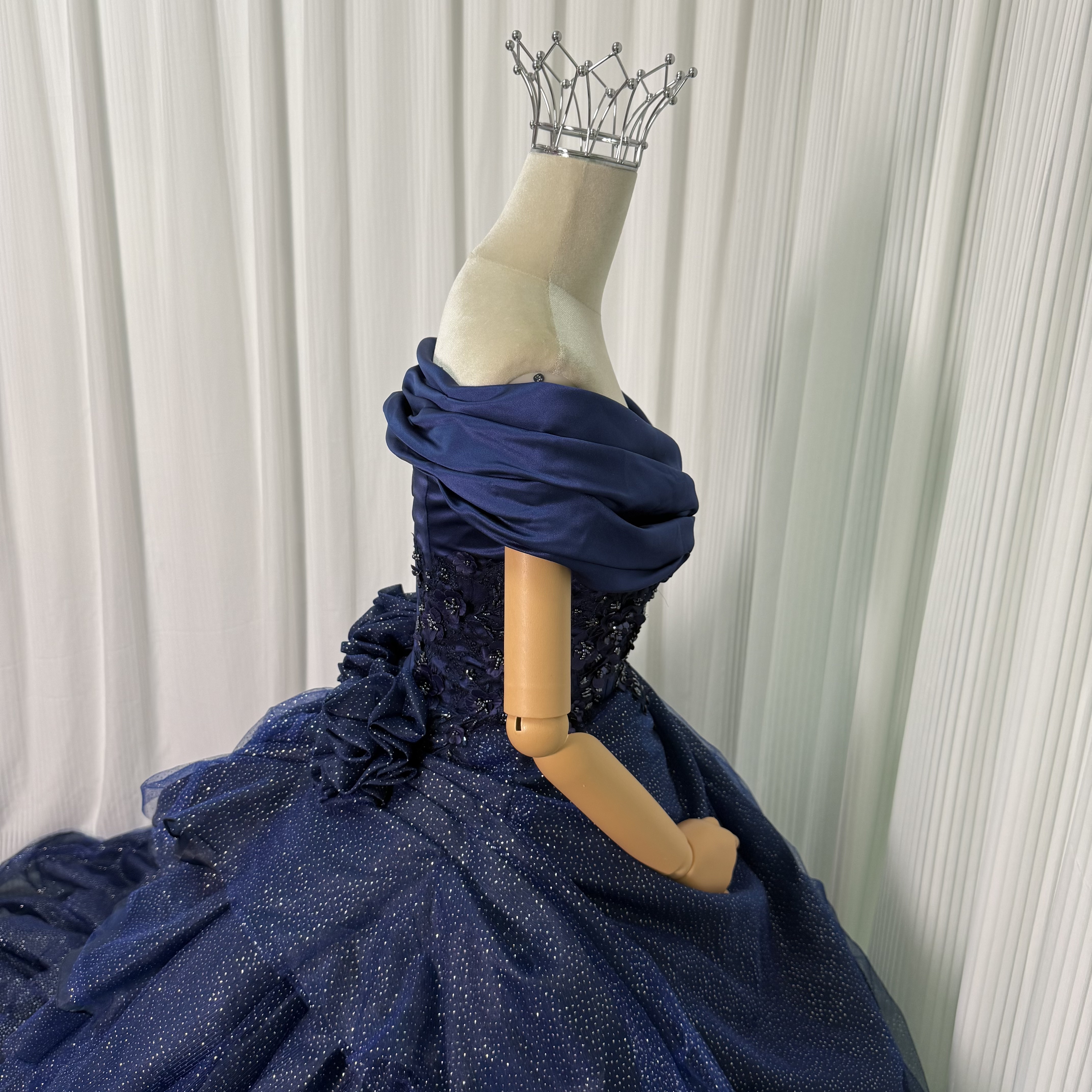 豪華！カラードレス ネイビー ティアードのドレス オフショルダー 3D立体レース刺繍 キラキラチュール ボリュームドレス 花嫁
