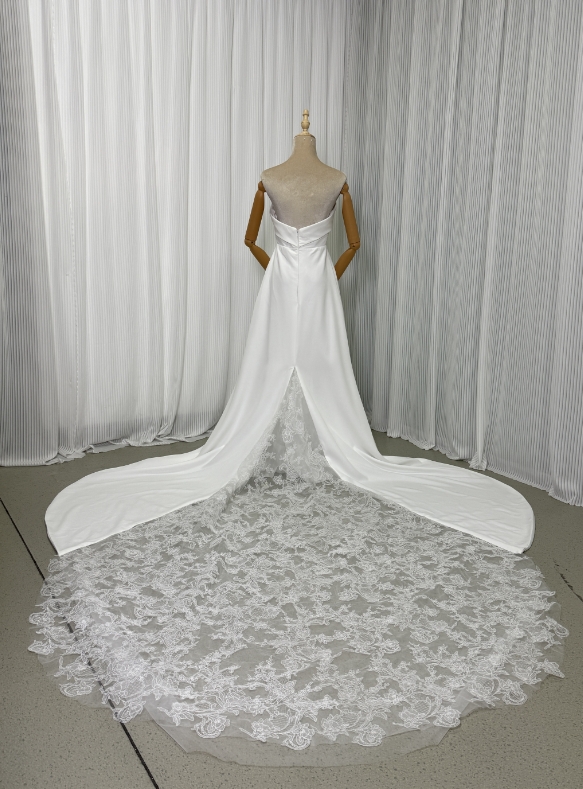 フランス風 ウェディングドレス ベアトップ 細見えシルエット 華やかなトレーン 流れる透け花レース 結婚式