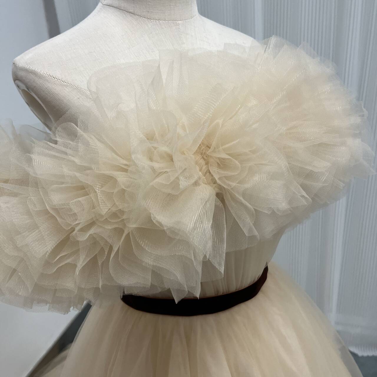 人気上昇！カラードレス 薄シャンパンの色 ソフトチュール オフショルダー サッシュベルト 背中見せ クラシカル