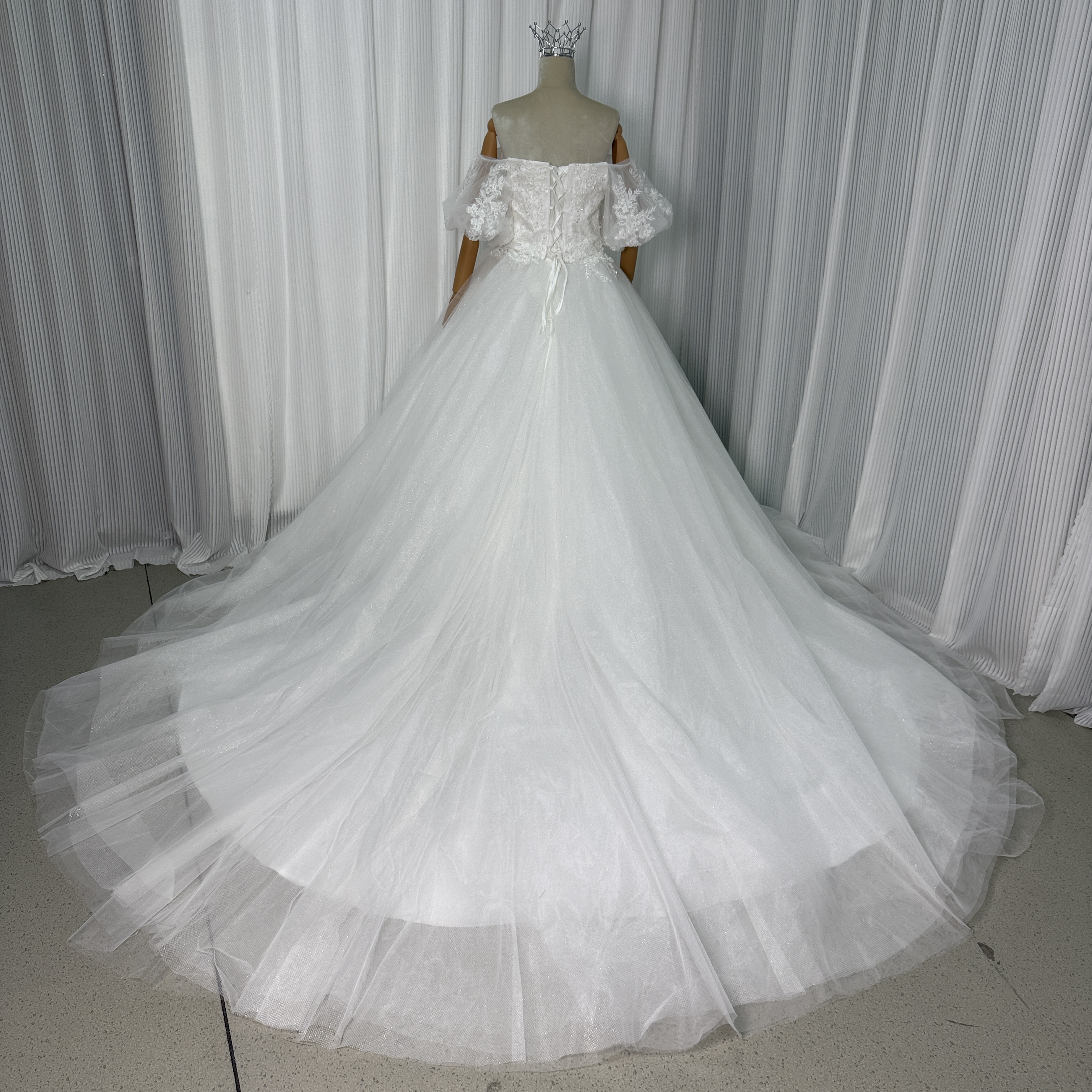 ウエディングドレス ベアトップ 上品花レース キラキラスパンコール パフスリーブ ロングトレーン 結婚式