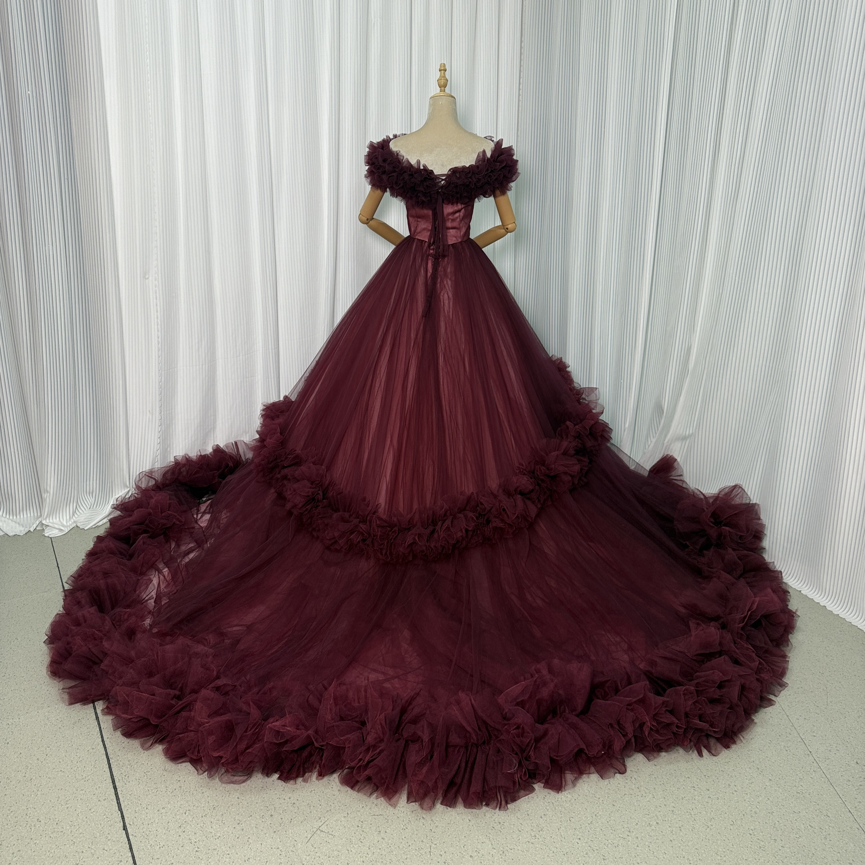 人気上昇！カラードレス ボルドー色 取り外しオフショルダー ラッフルフリル 華やかなトレーン 前撮り