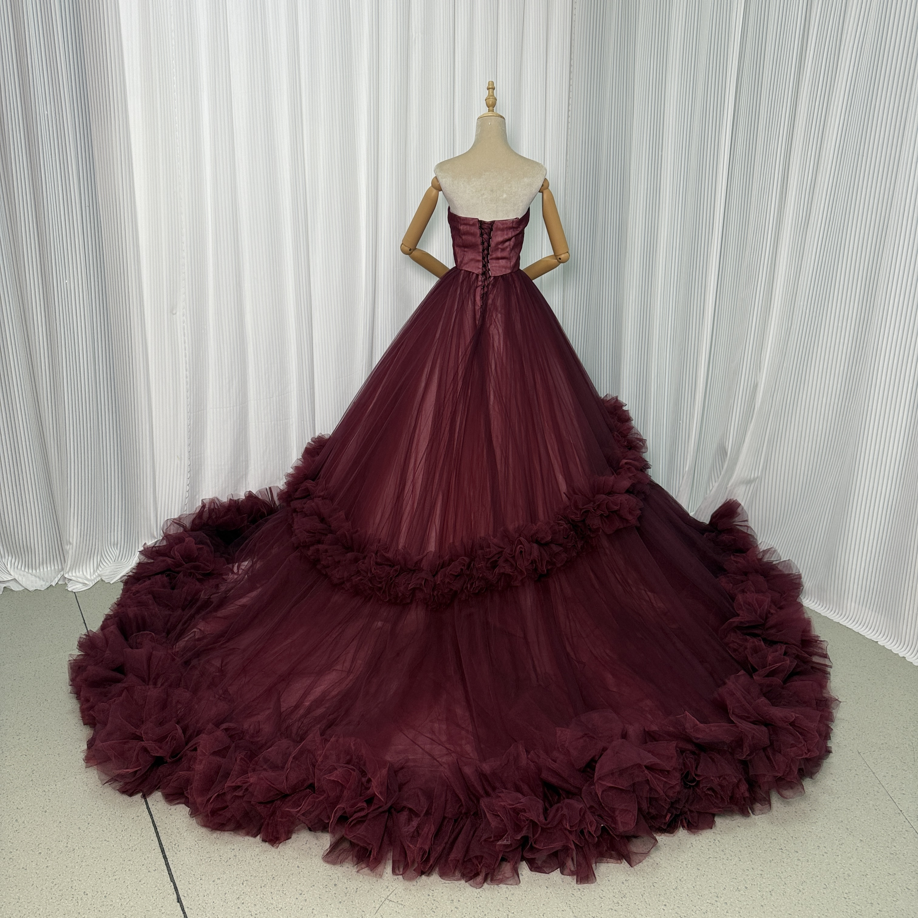 人気上昇！カラードレス ボルドー色 ベアトップ ラッフルフリル 華やかなトレーン 前撮り