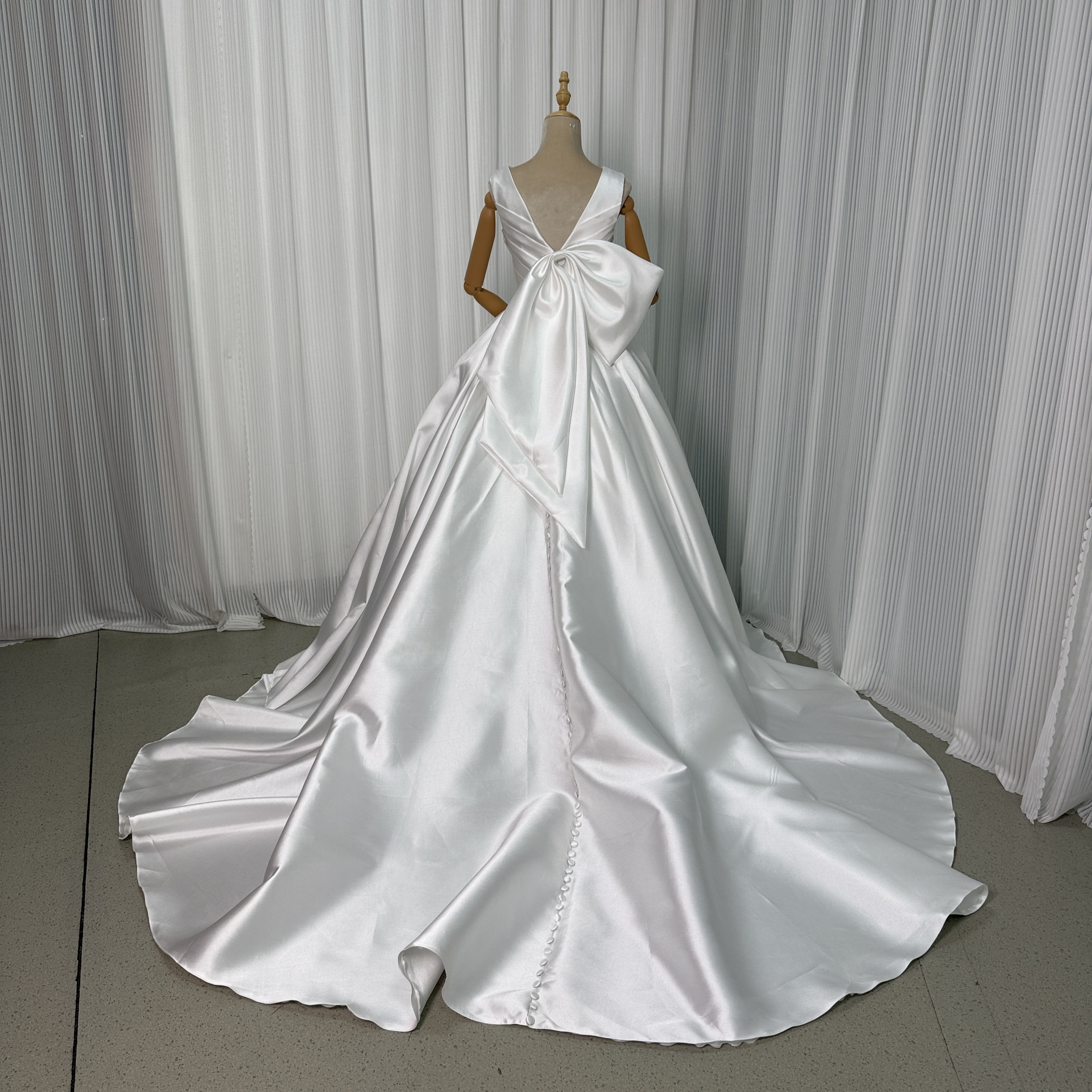 ウェディングドレス ミカドサテン オフホワイト Vネック ふっくら柔らかなバックリボン 結婚式
