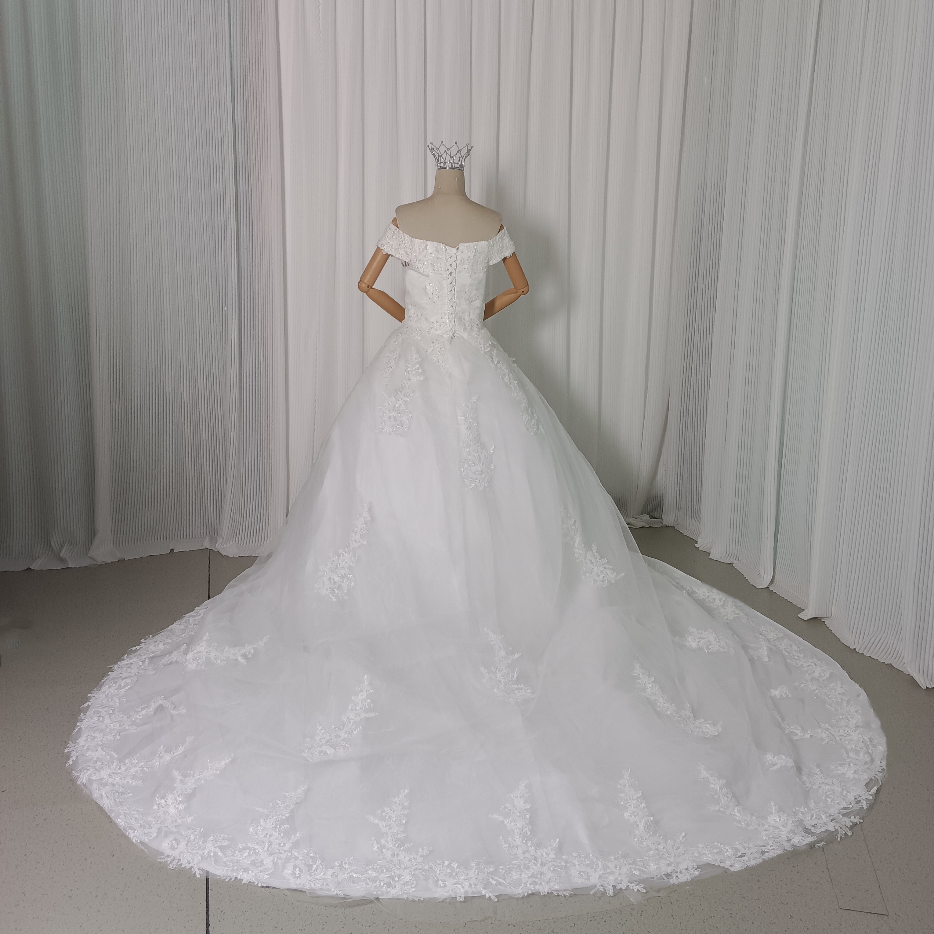 ウエディングドレス オフショルダー キラキラ光る刺繍 裾に繊細レースをあしらった 結婚式 華やかなトレーン