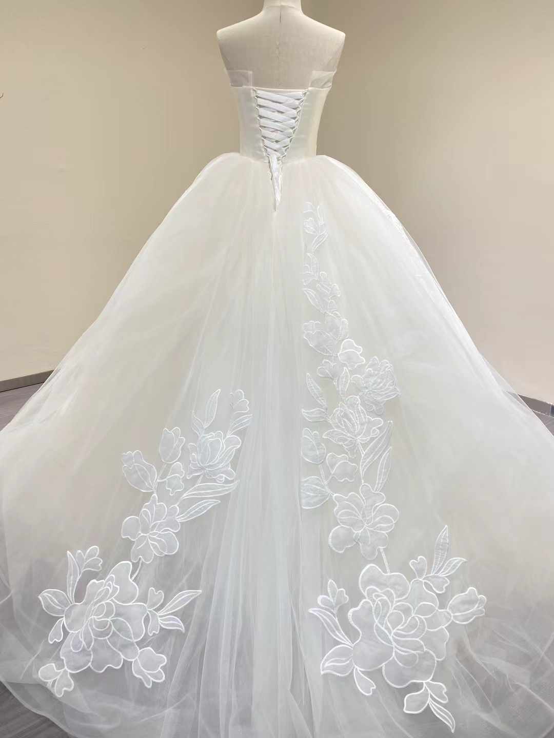ウェディングドレス ベアトップ 魅惑の花レース プリンセスライン 編み上げ 披露宴/結婚式