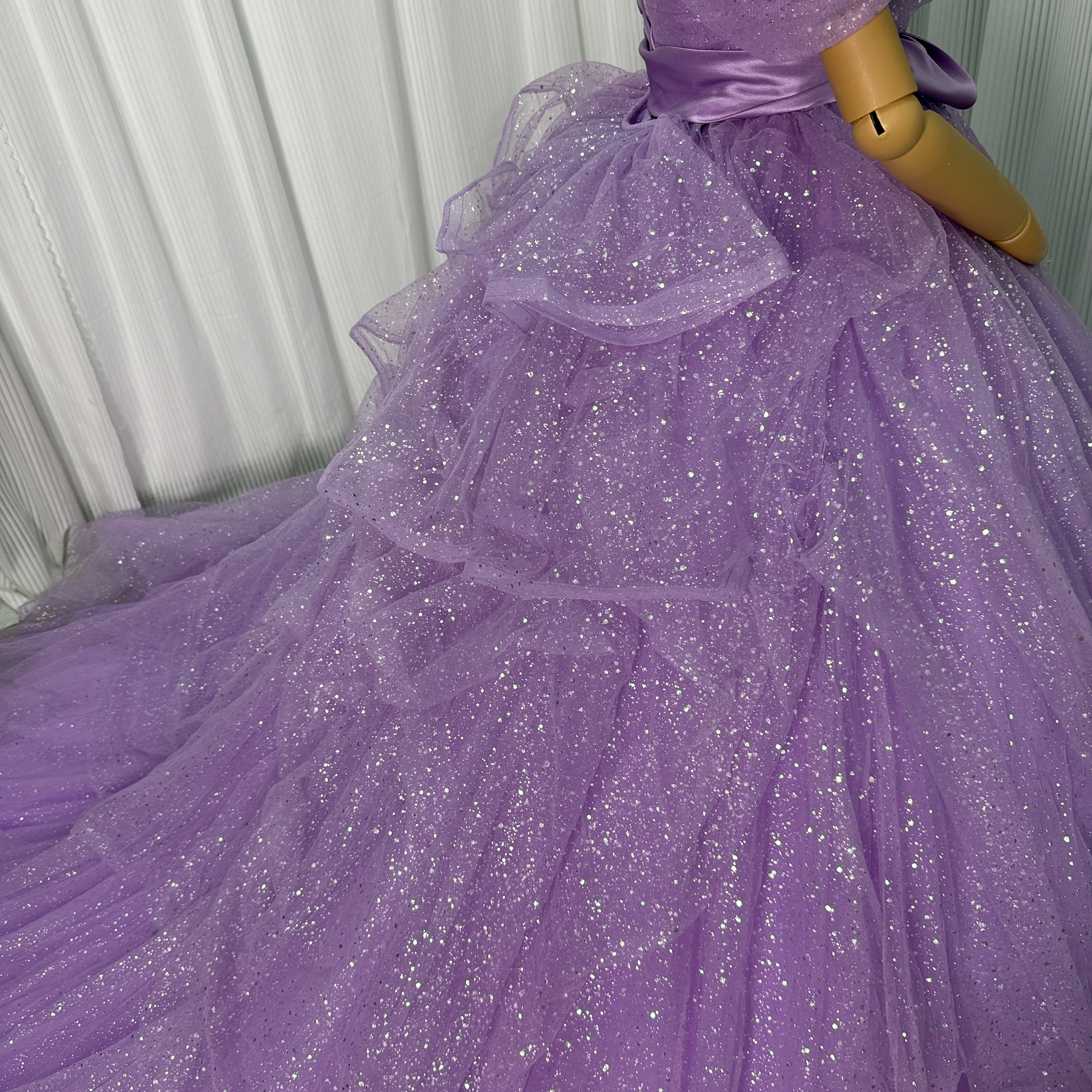 カラードレス パープル キラキラチュール 取り外しオフショルダー サッシュベルト ラッフルフリル 花嫁