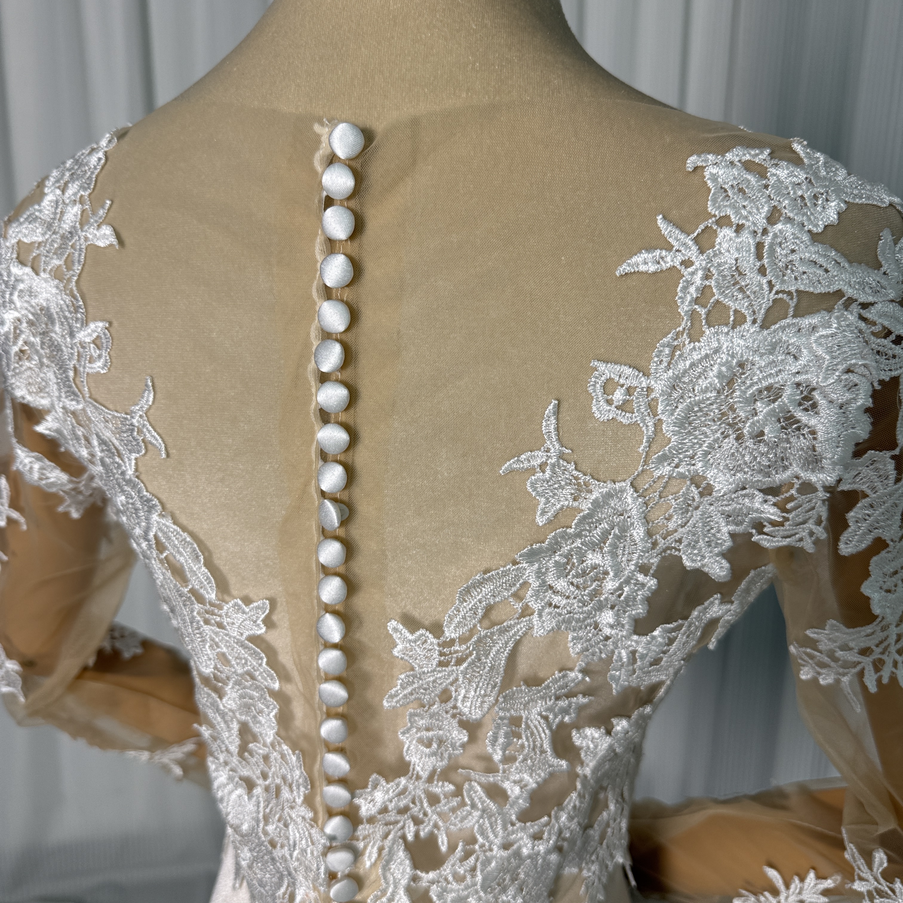 トップス Vネック ロングスリーブ くるみボタン 上品花レース 花嫁/結婚式