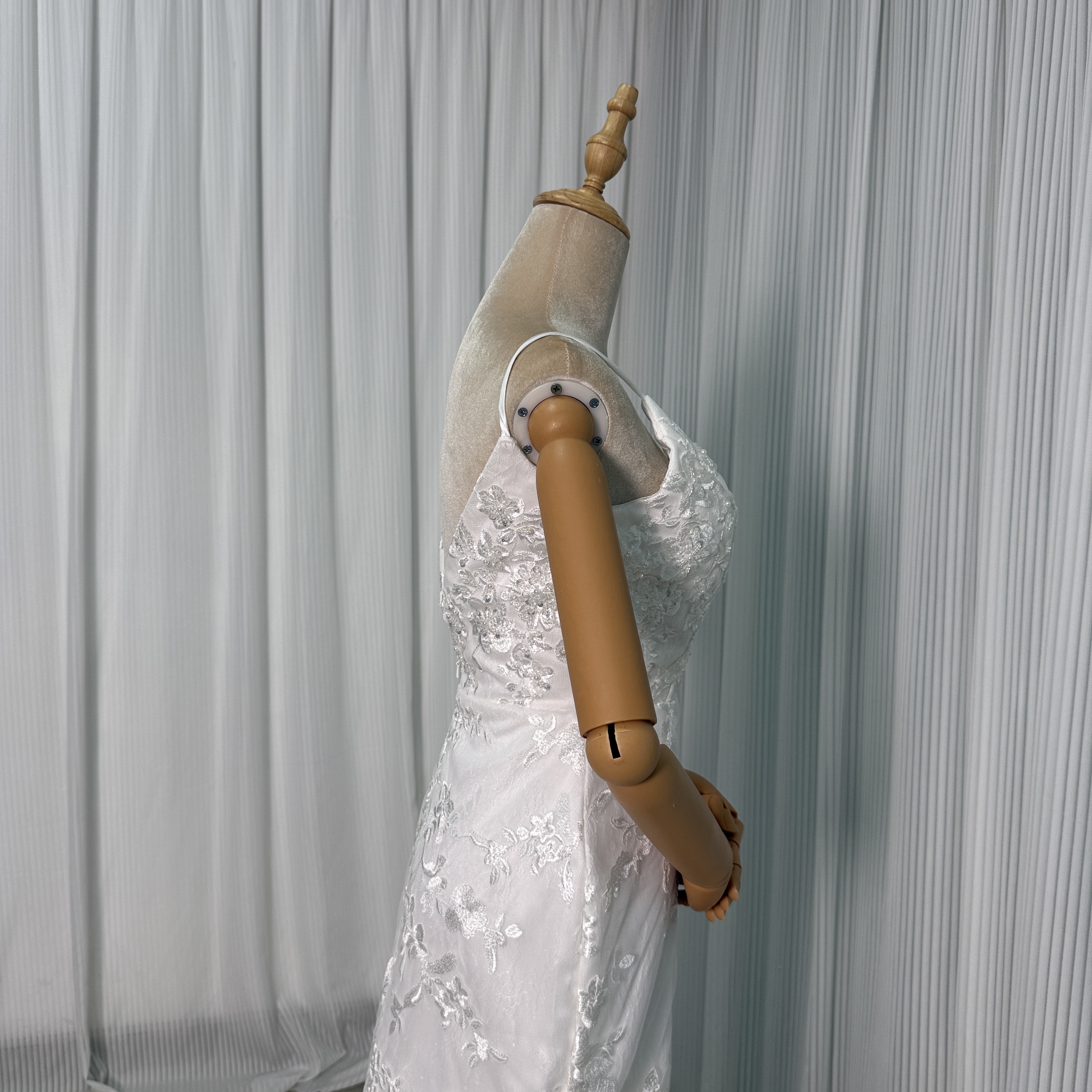 ウェディングドレス 贅沢な小花総レース キャミソール Vネック マーメイドライン 華やかなトレーン 披露宴