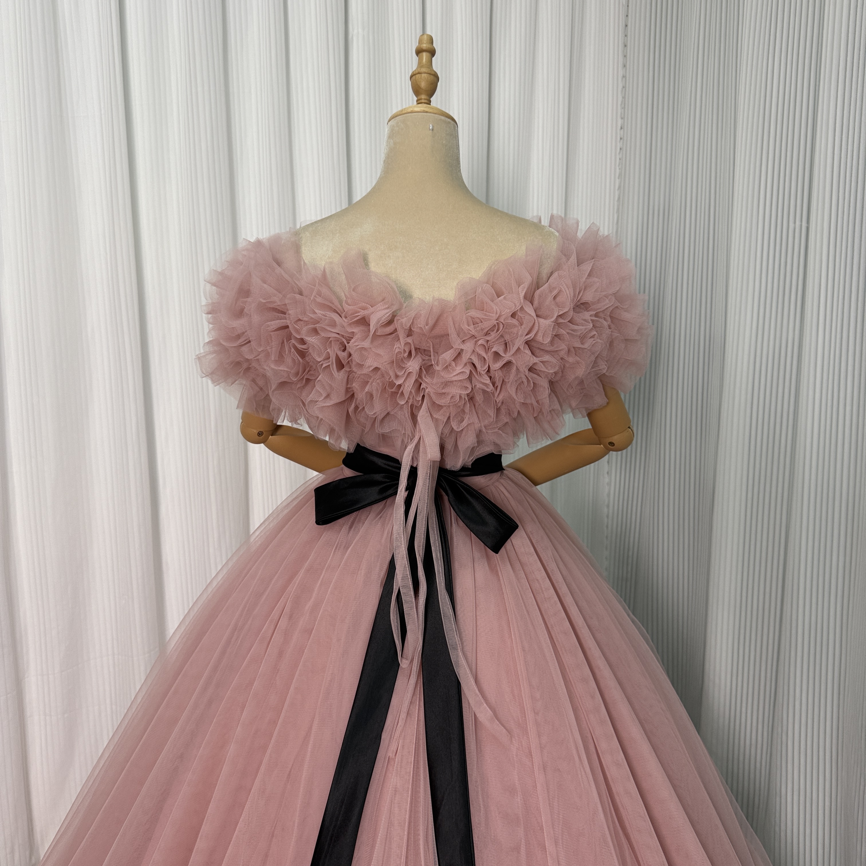 のみオフショルダー ピンク ラッフルフリル 編み上げ ソフトチュール 花嫁