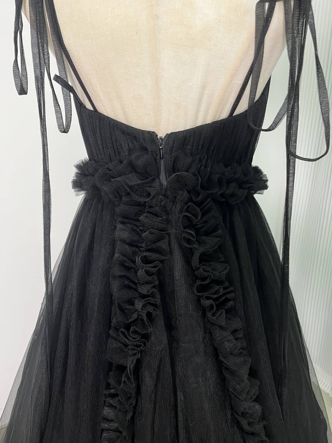 パーティードレス デザイン感 ブラック キャミソール ラッフルフリル ソフトチュール Vネック 背中見せ 拳式