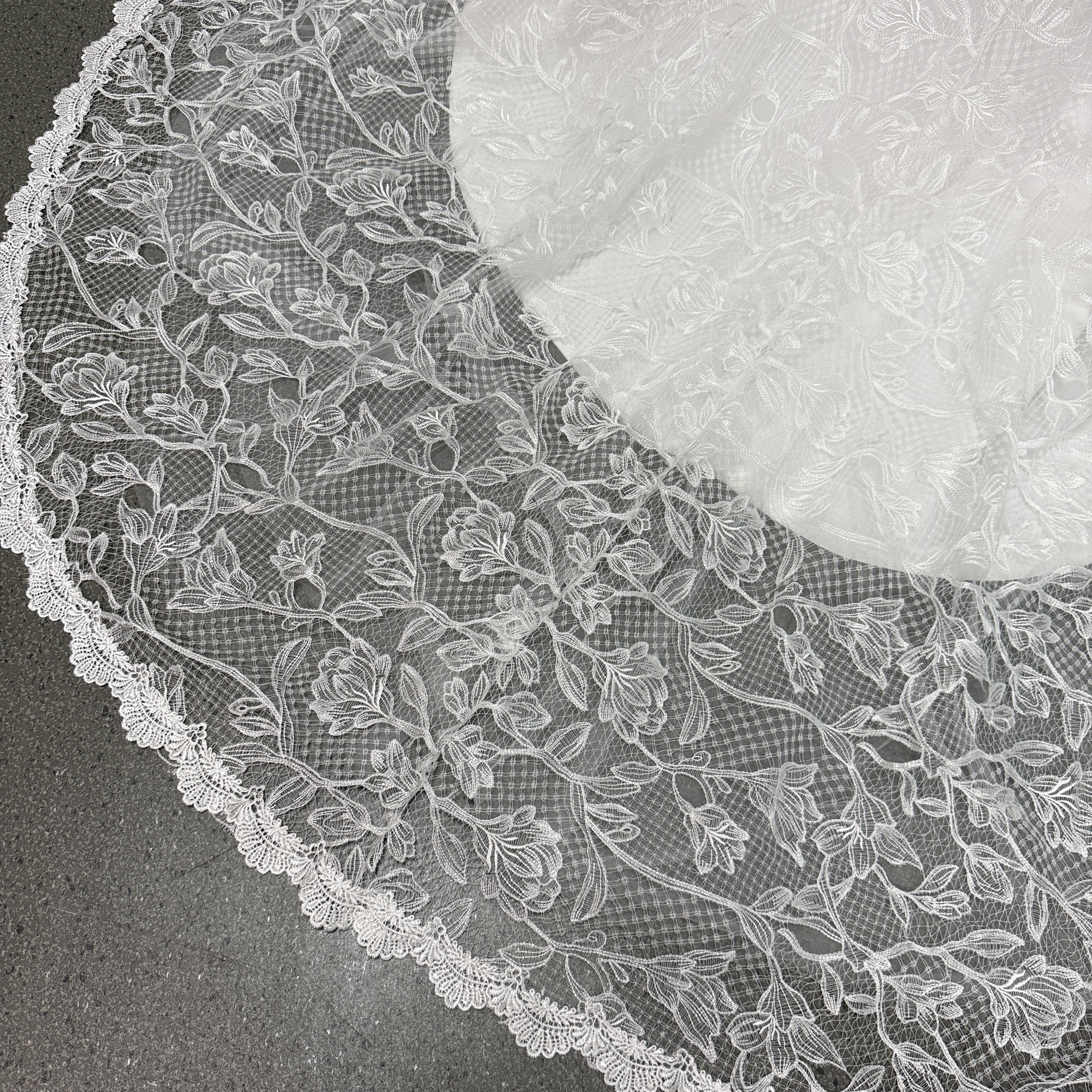 ウェディングドレス ロングスリーブ マーメイドライン 贅沢な総レース 華やかなトレーン 結婚式/披露宴