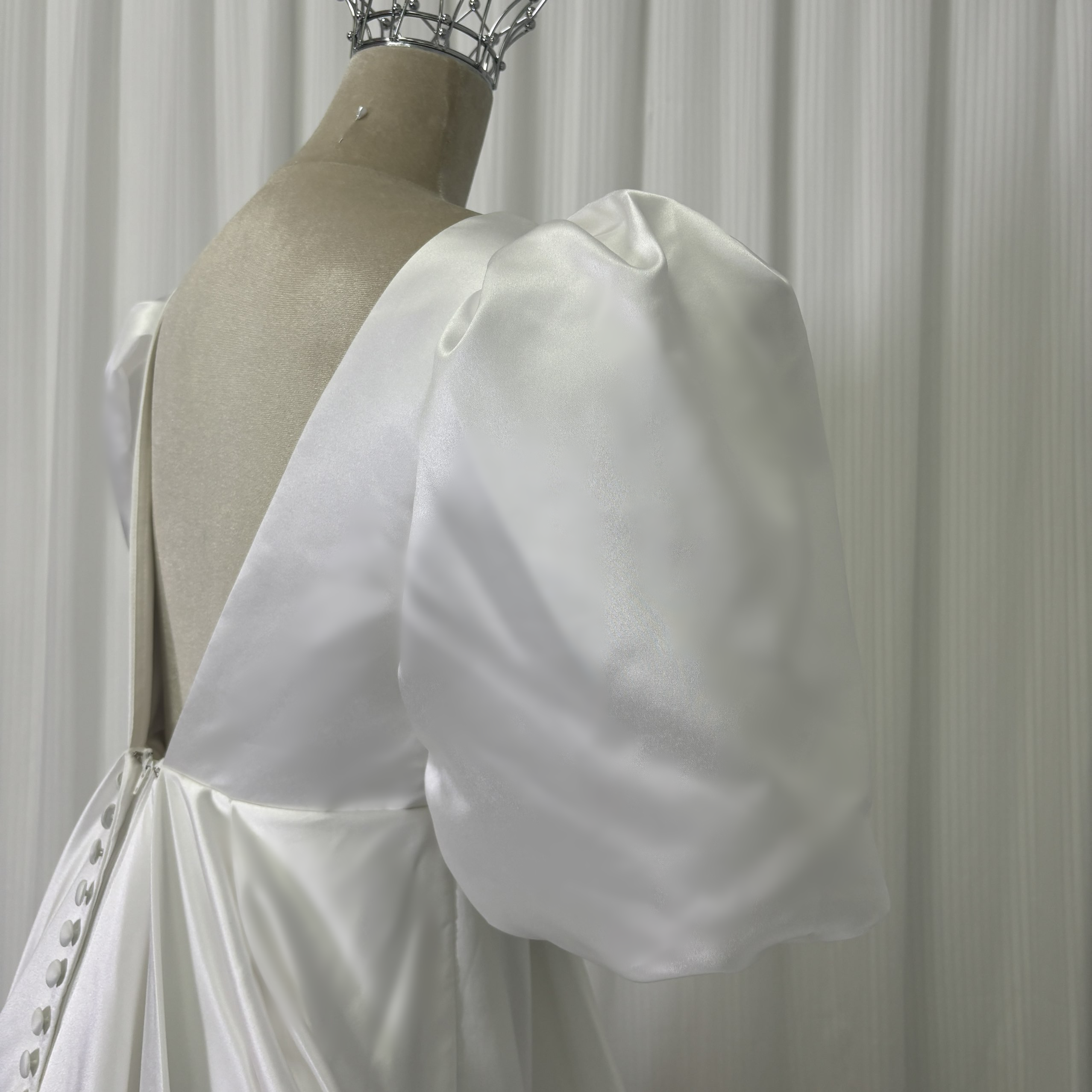 ウエディングドレス パフスリーブ Vネック オフホワイト 光沢サテン 背中見せ トレーン 結婚式
