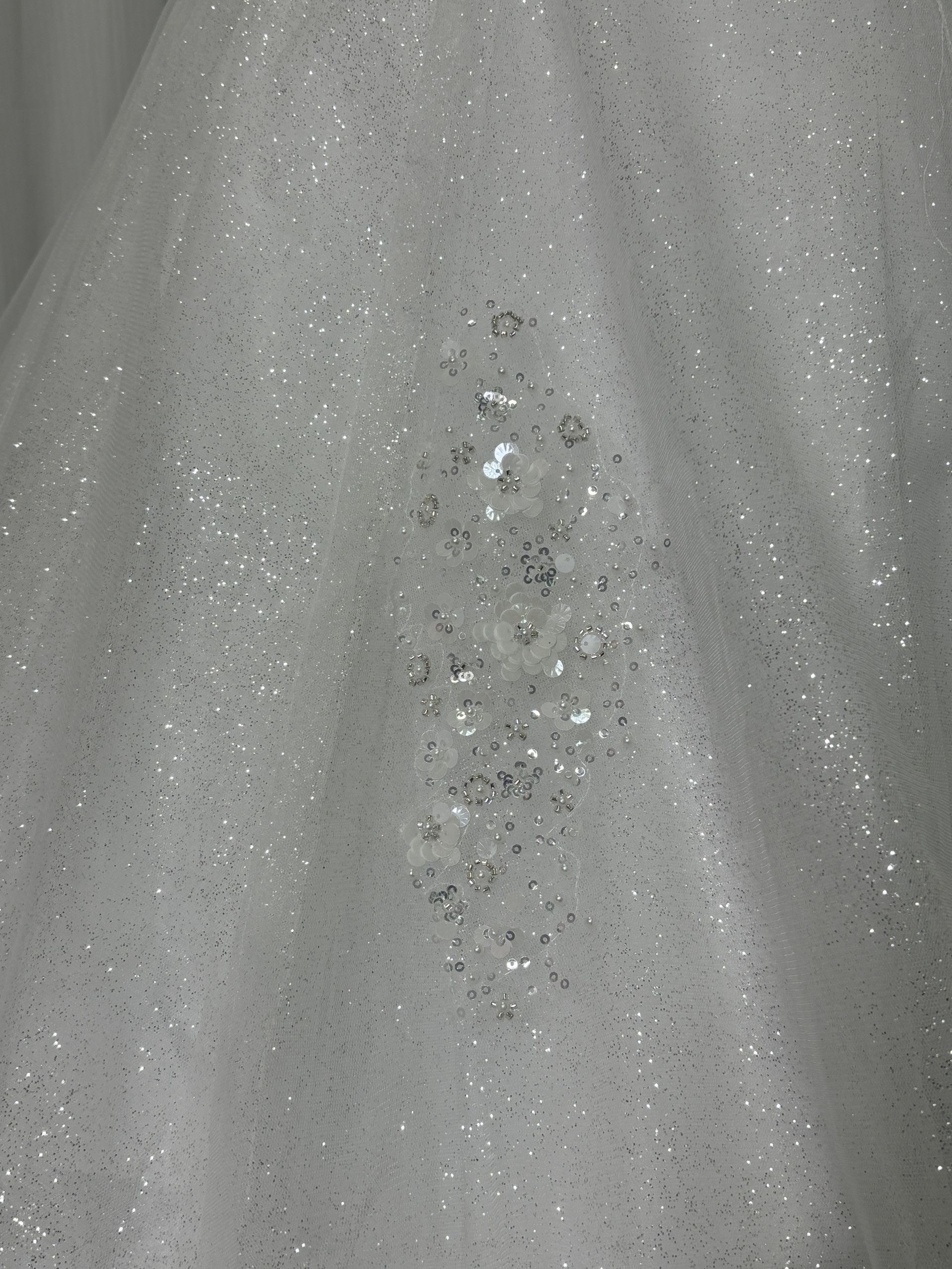 ウエディングドレス 3D立体レース刺繍 半袖 キラキラグリッターチュール マーメイドライン くるみボタン 結婚式