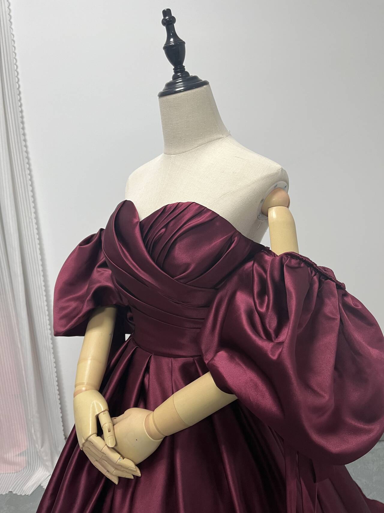 美品！カラードレス ボルドー色 ベアトップ 取り外し袖 ファスナー 光沢サテン プリンセスライン 結婚式 前撮り