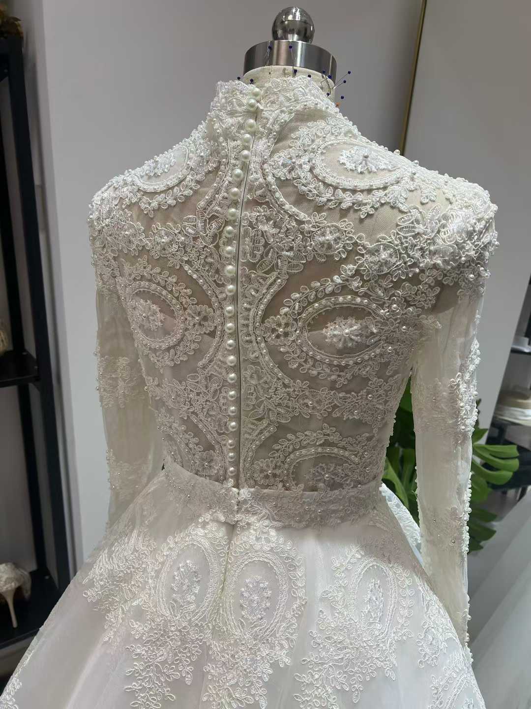ウエディングドレス ハイネック ロングスリーブ 3D立体レース刺繍 くるみボタン チュールスカート 華やか 結婚式